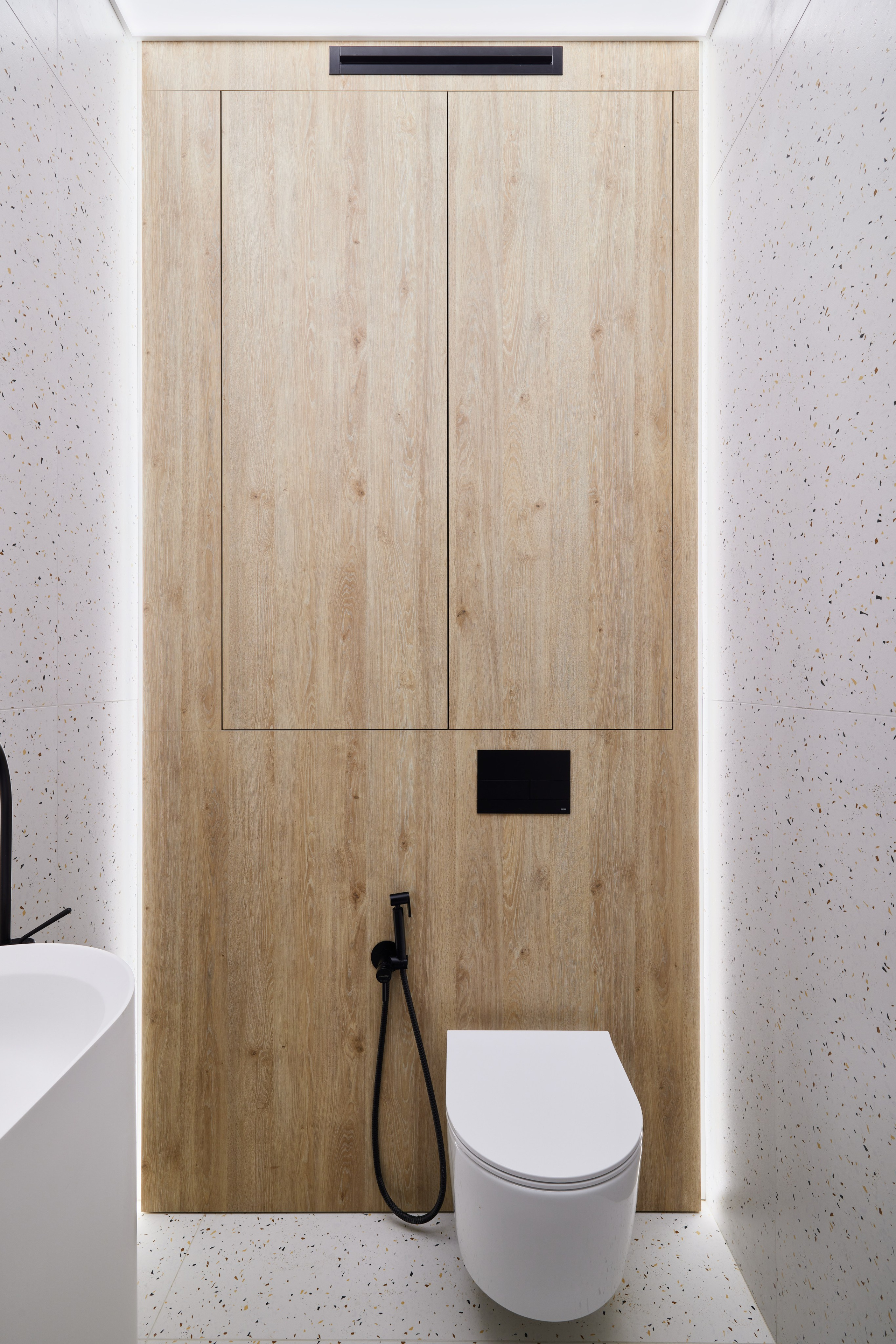 Санузел и прихожая с продуманной системой хранения, выполненные с использованием шпона и светлого камня. Интерьер от дизайнера Ксении Новиковой (ksudsgn), Санкт-Петербург.