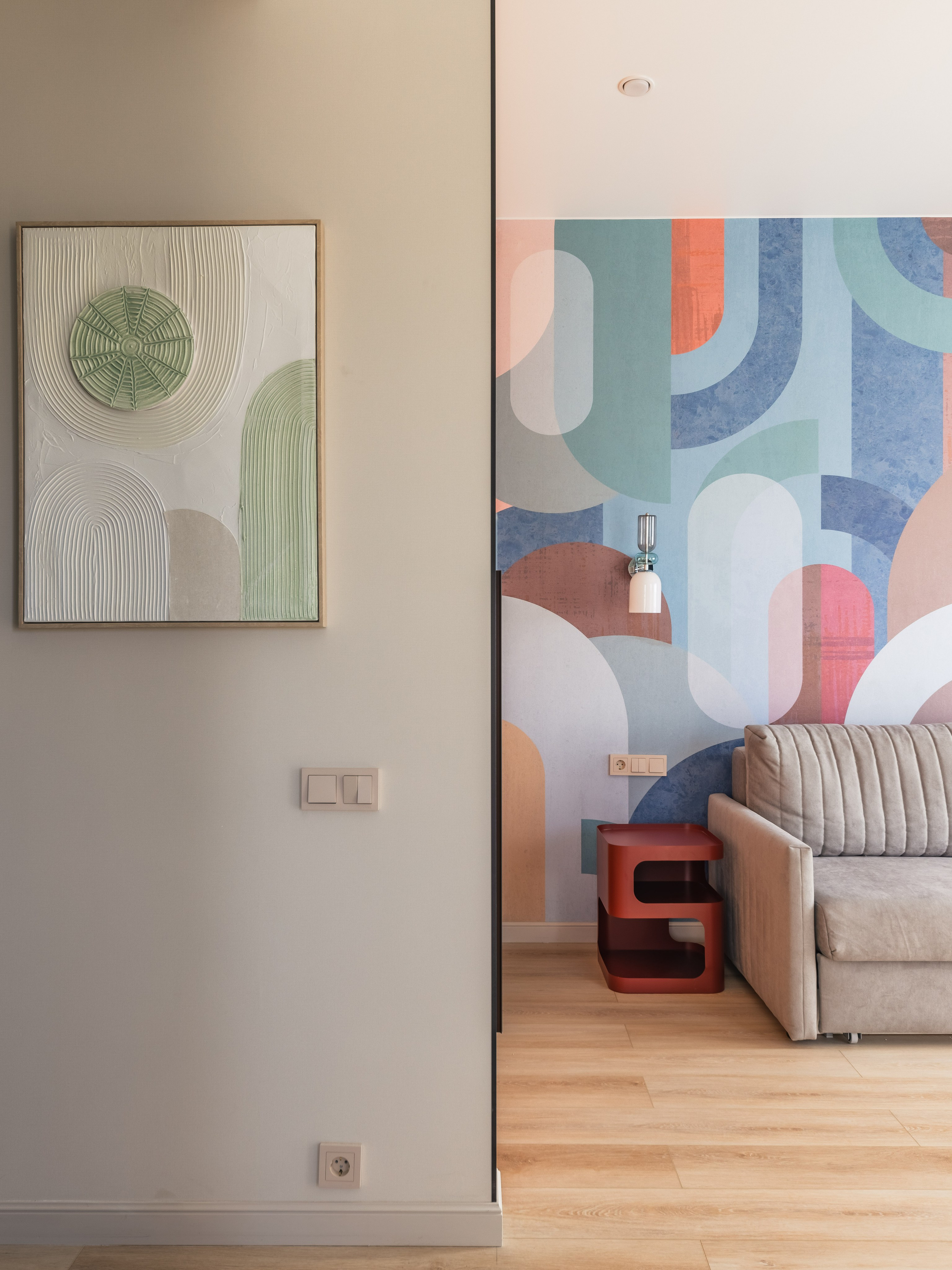 Гостиная в арендуемой квартире ЖК Наследие Ксения Новикова интерьерный дизайнер ksudsgn Санкт-Петербург сочная палитра яркая фреска