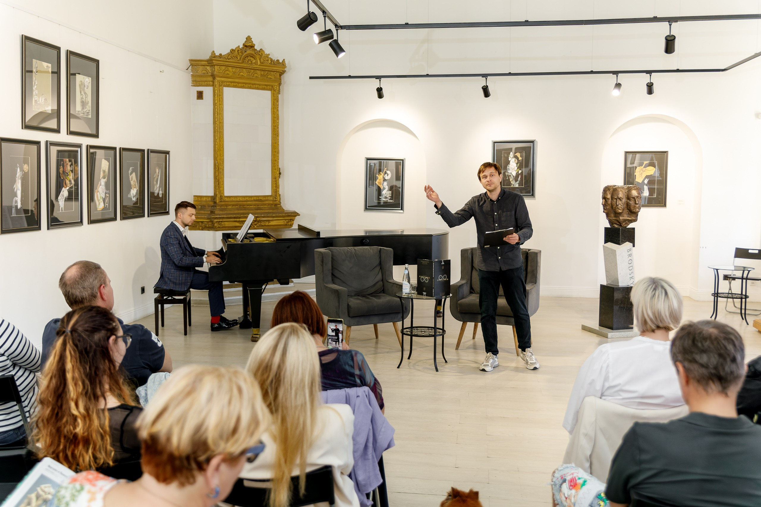 Финисаж выставки Евгения Крылова. Photographer Sergei Miroshnikov