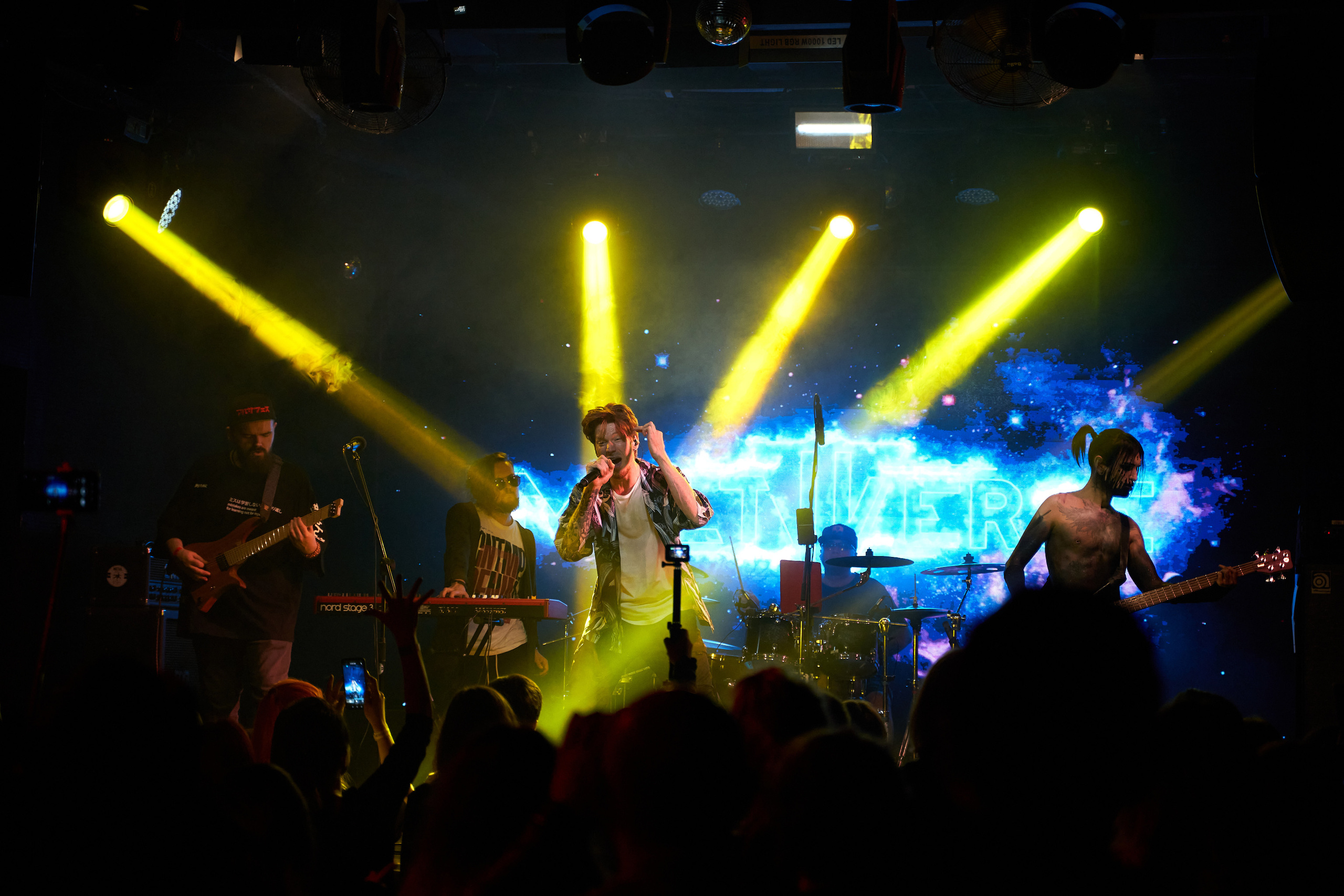 Концерт Mable's Broadway и Multiverse в клубе Pravda. Лена Монахова — портретный и концертный фотограф в Санкт-Петербурге