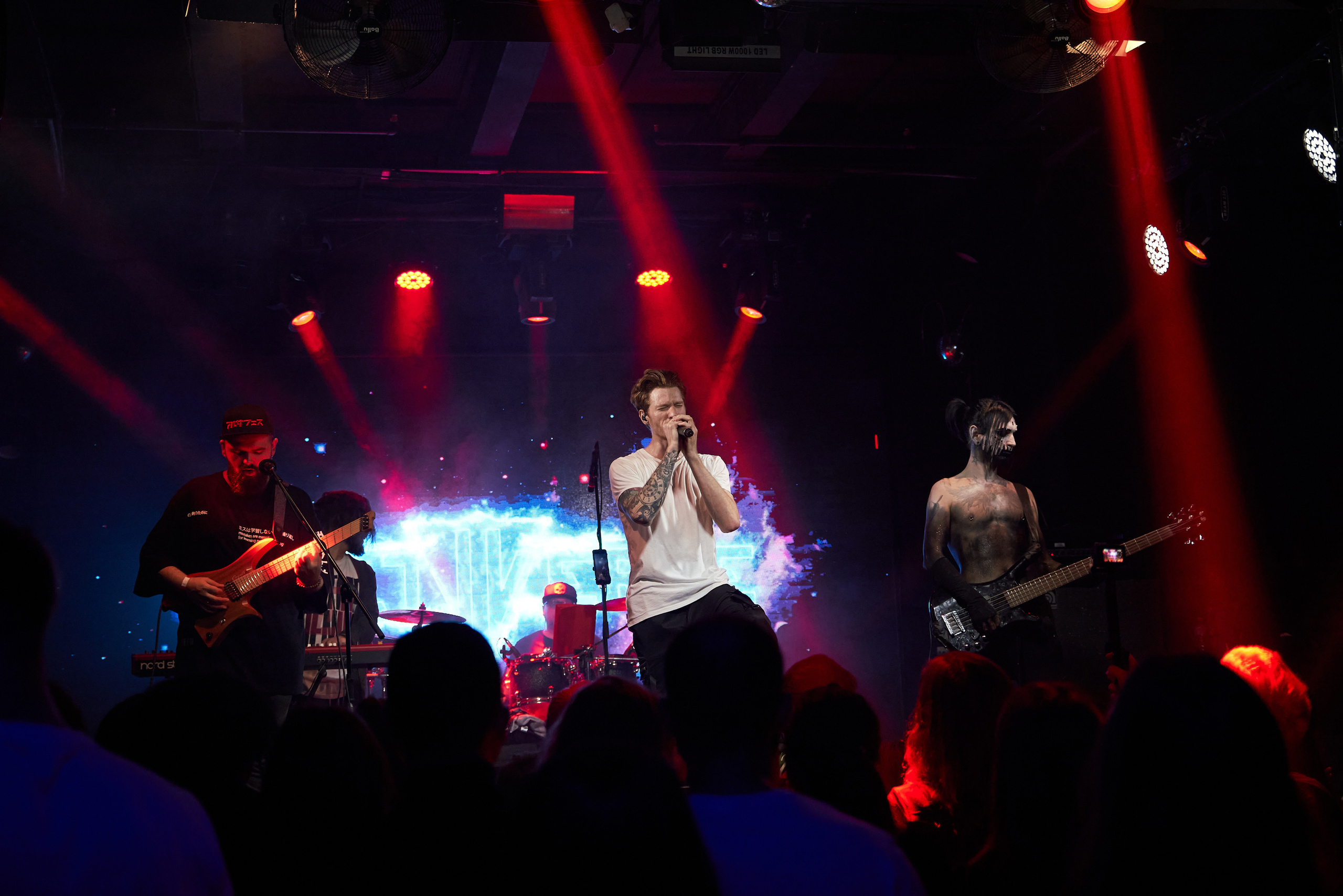 Концерт Mable's Broadway и Multiverse в клубе Pravda. Лена Монахова — портретный и концертный фотограф в Санкт-Петербурге