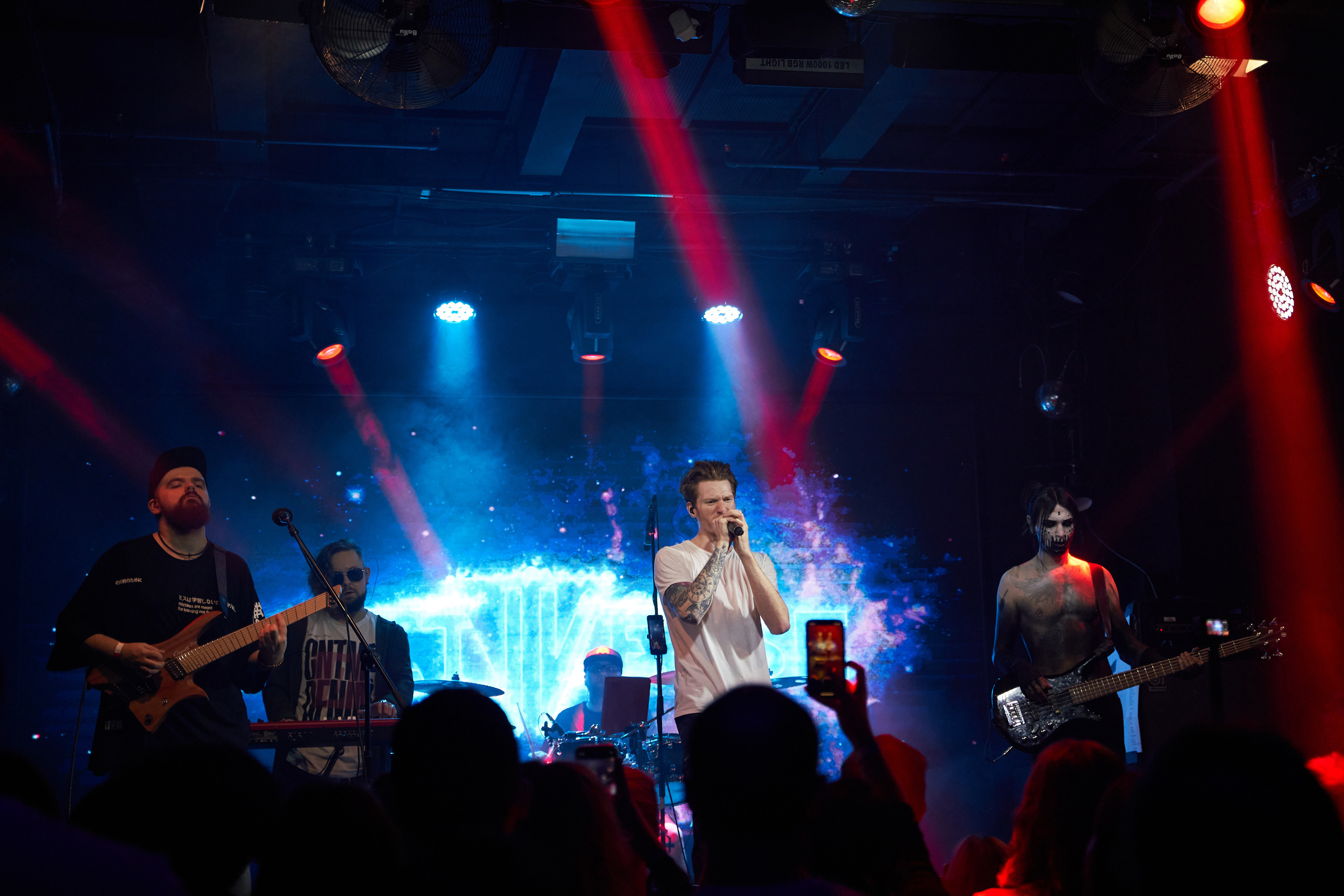 Концерт Mable's Broadway и Multiverse в клубе Pravda. Лена Монахова — портретный и концертный фотограф в Санкт-Петербурге