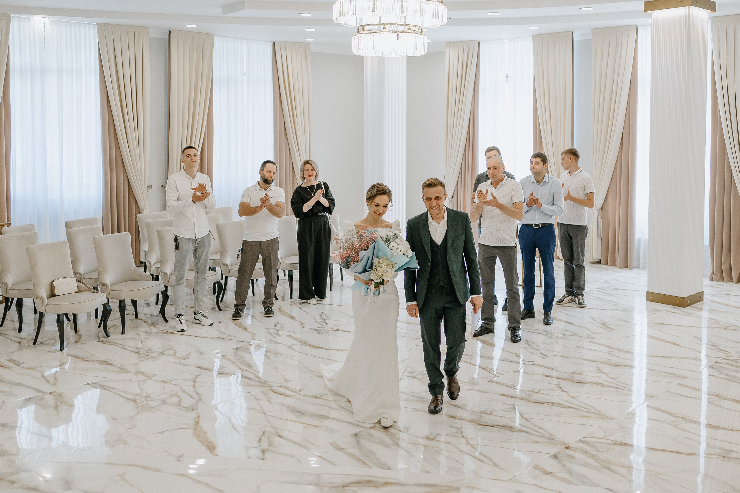 Выход молодоженов после росписи