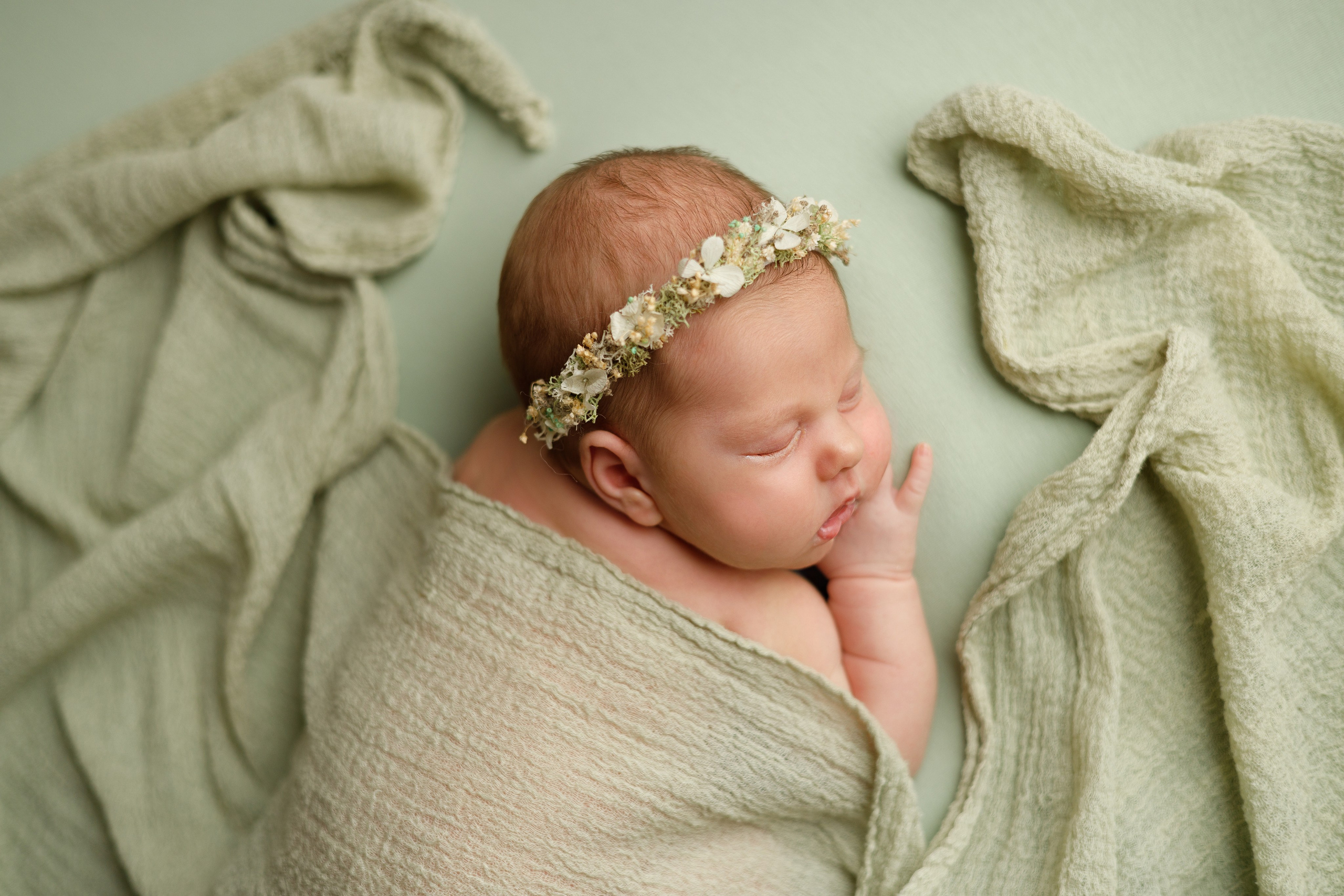Ньюборн, новорожденные. Профессиональная детская и семейная фотостудия в Краснодаре