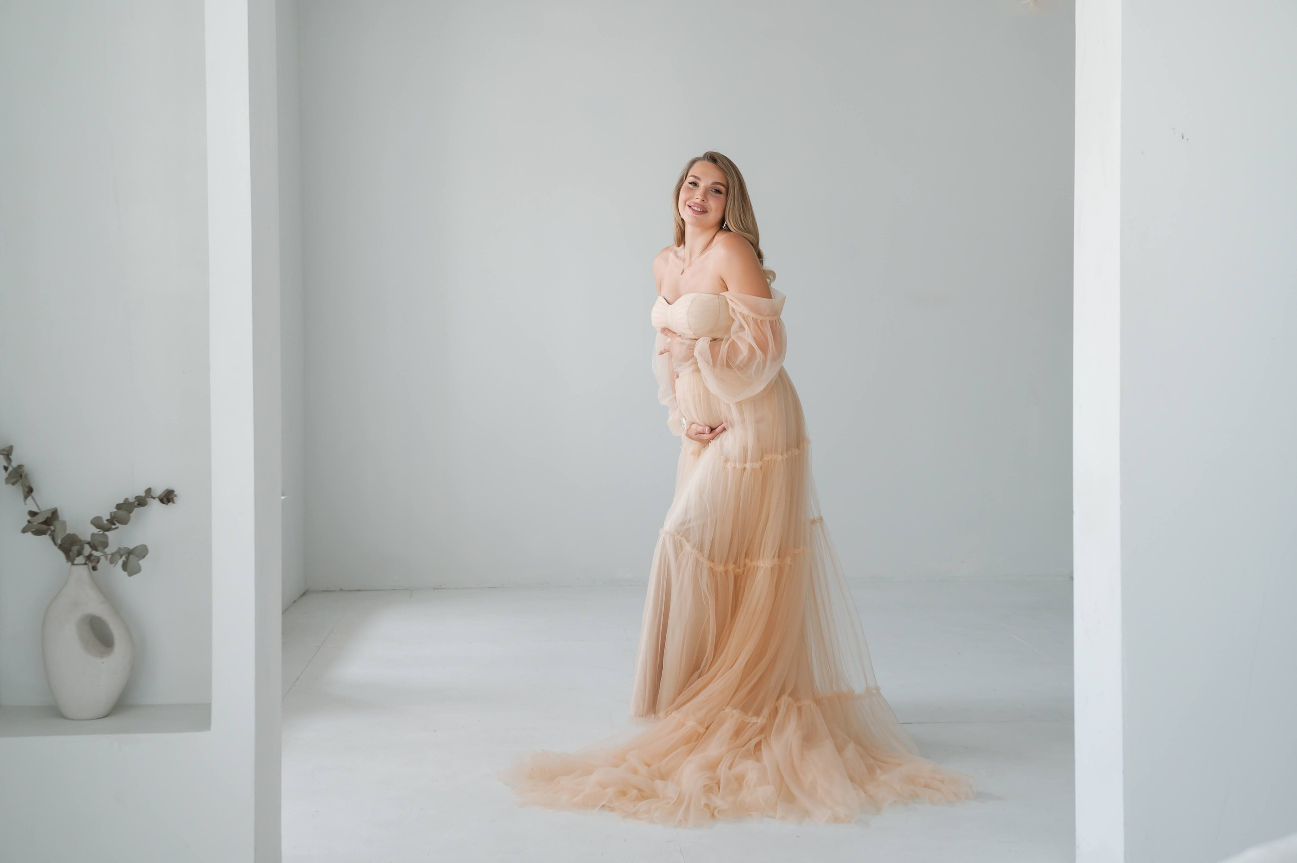 Беременность / женская. Профессиональный фотограф беременности в СПБ. Стильные фотосессии беременности в стиле минимализм и классическая фотография