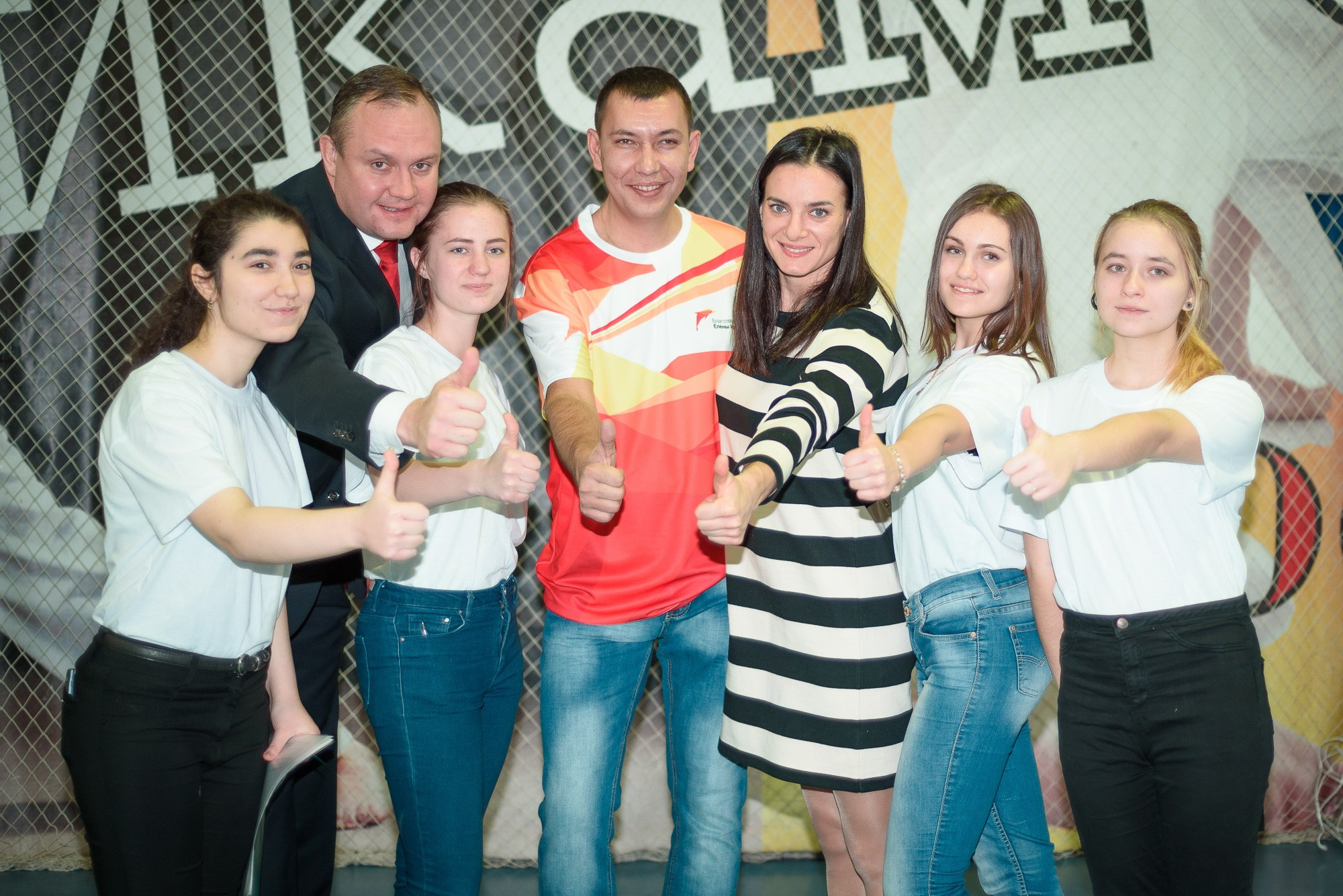 Андрей Косолапов, Елена Исинбаева с волонтерами на спортивных соревнованиях