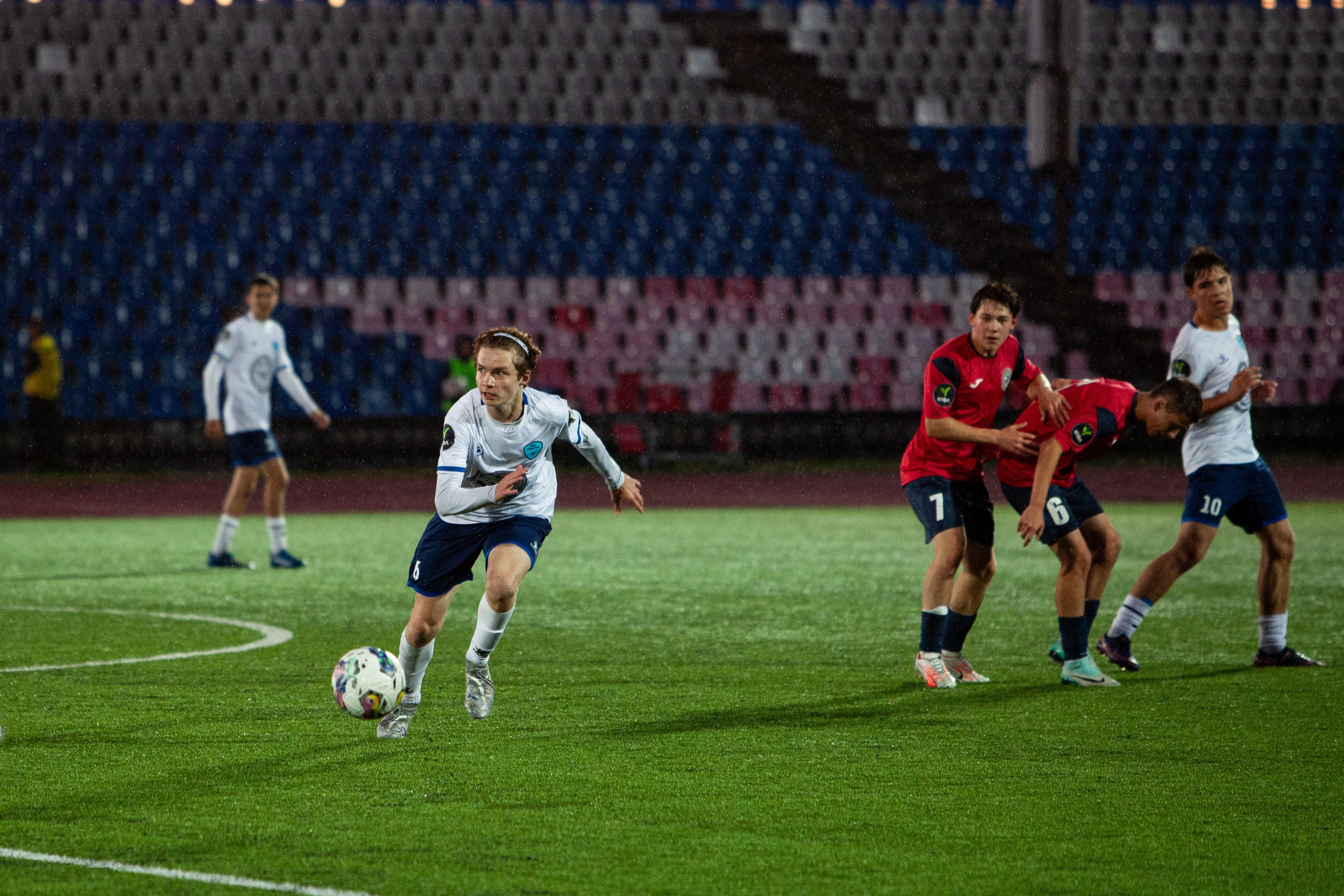 Матч юношеской футбольной лиги между командами СШ «Сахалин» и «СШОР № 1» (Комсомольск-на-Амуре) (U-18). Кутузов Евгений Фотограф в Южно-Сахалинске
