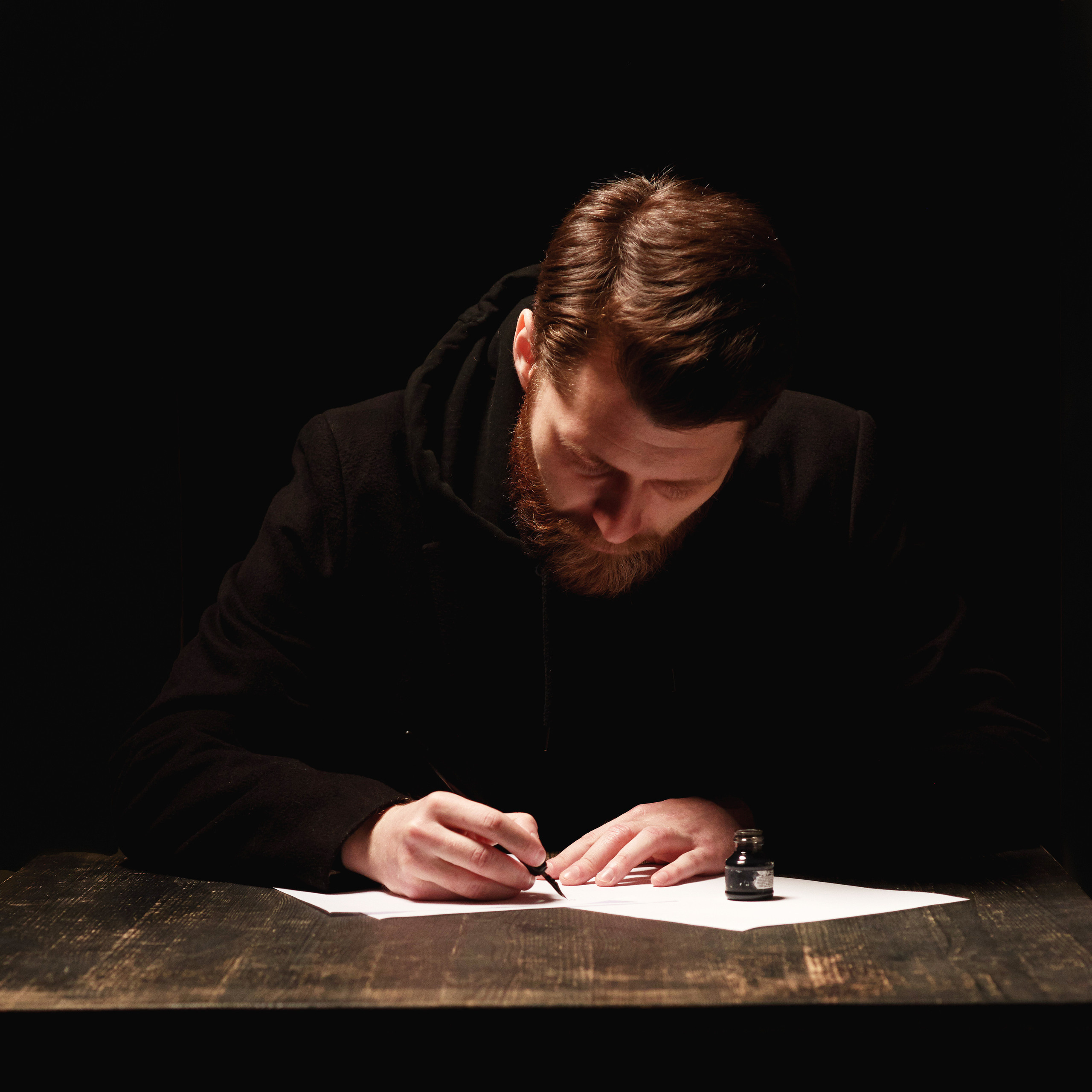 Мужчина пишет донос