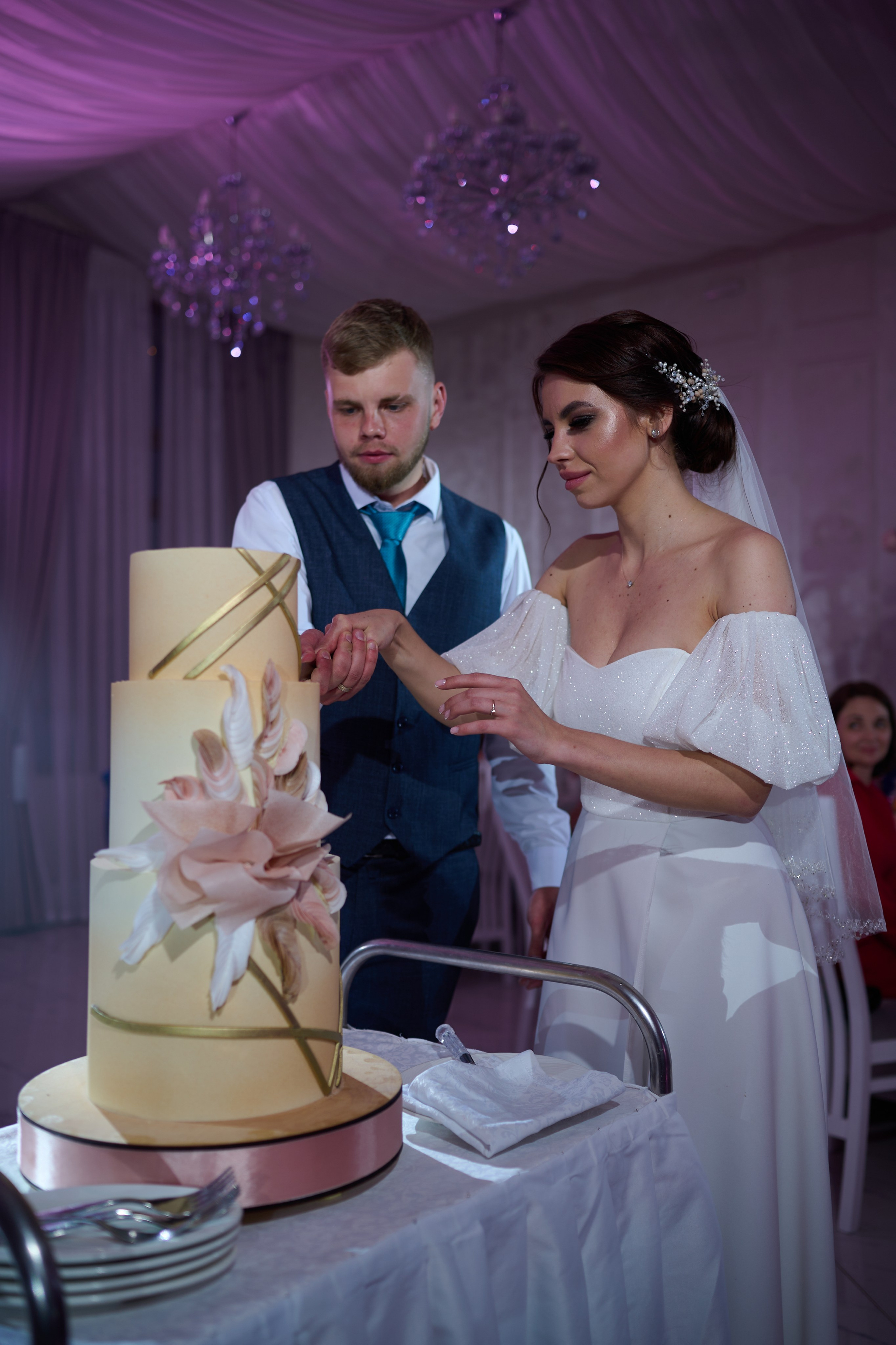 Жених и невеста разрезают торт