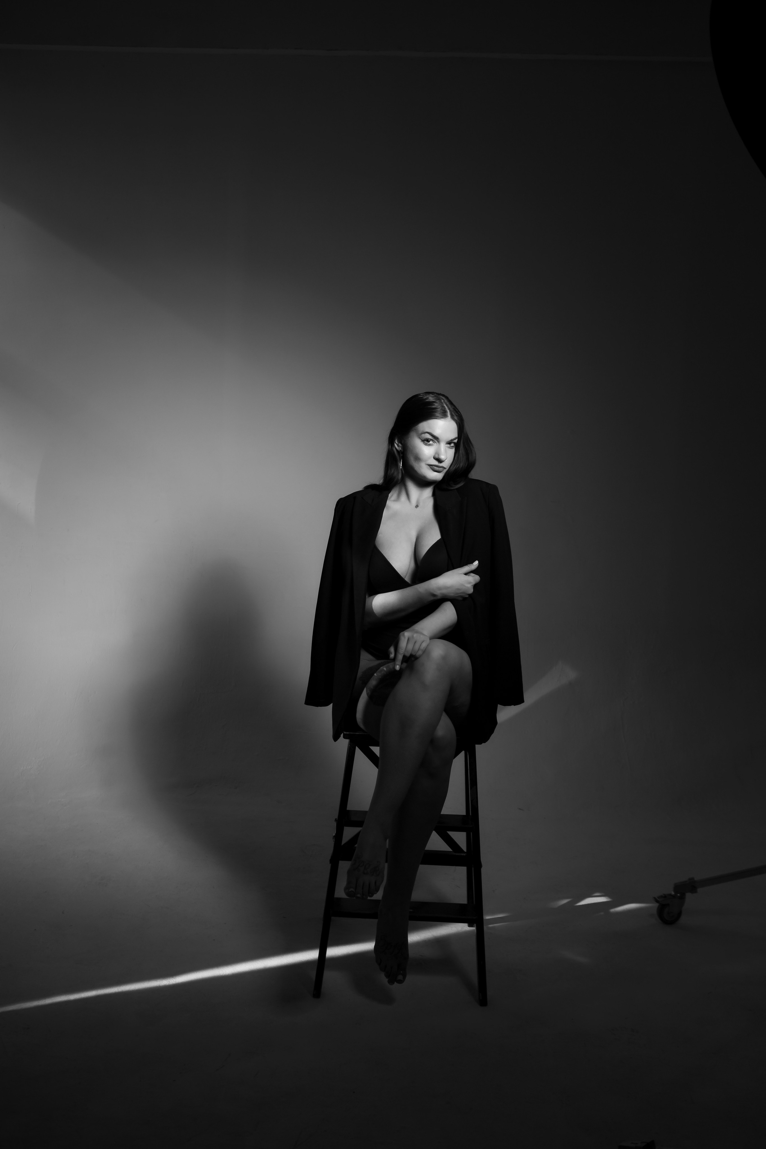 Девушка в черном жакете и коротком платье, пиджаке в студии, черно-белое фото, профессиональная фотосессия на циклораме на белом, черном фоне. Фотограф в Москве. Женский портрет на белом фоне.Женский портрет на черном фоне. Черно-белая фотография. Фотосессия чб. Фотограф Валентина Чемерилова