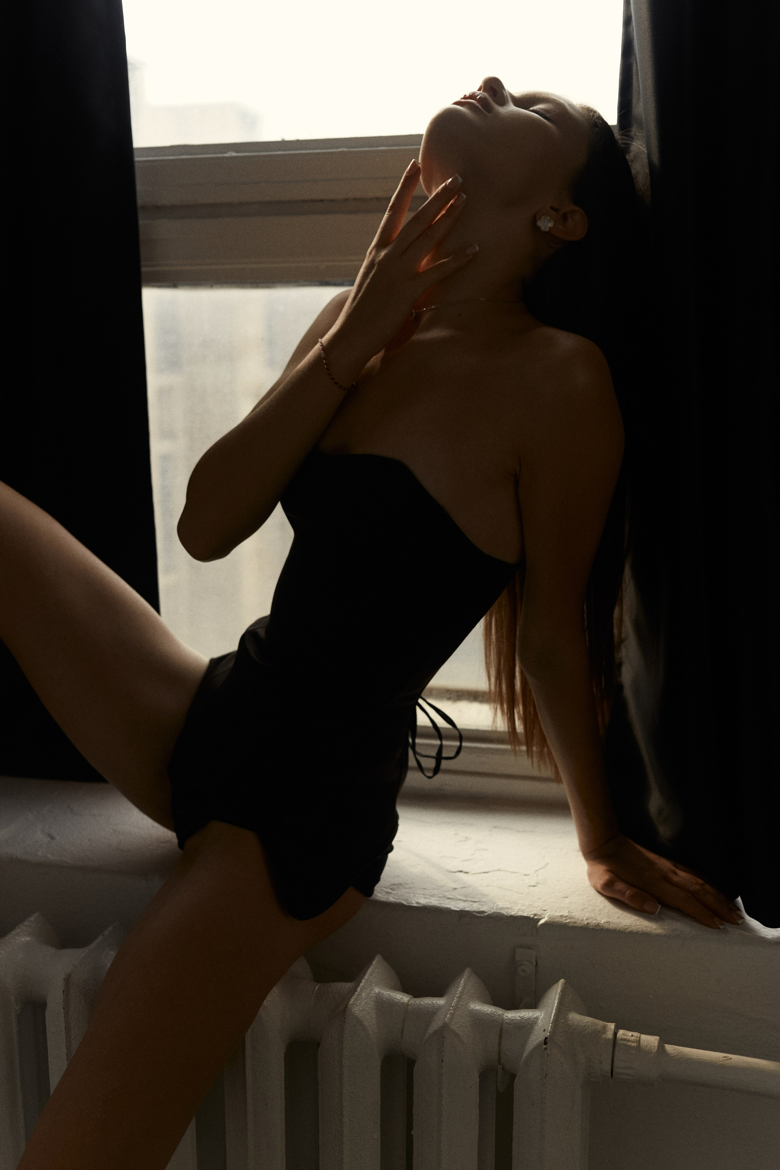 Руки модели в кадре, естественные жесты, раскрепощение перед камерой