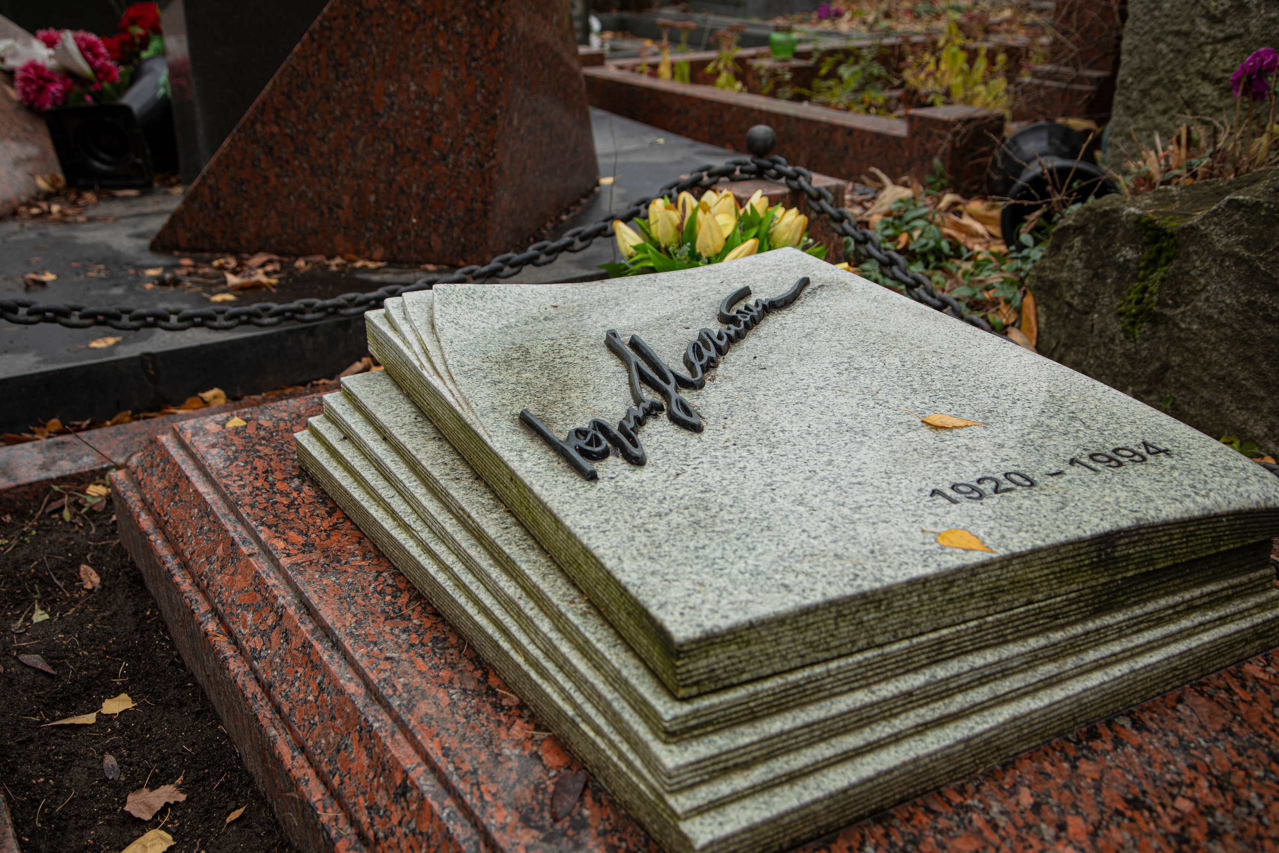 Осенняя прогулка по Новодевичьему кладбищу. Фотограф Сергей Ловкий