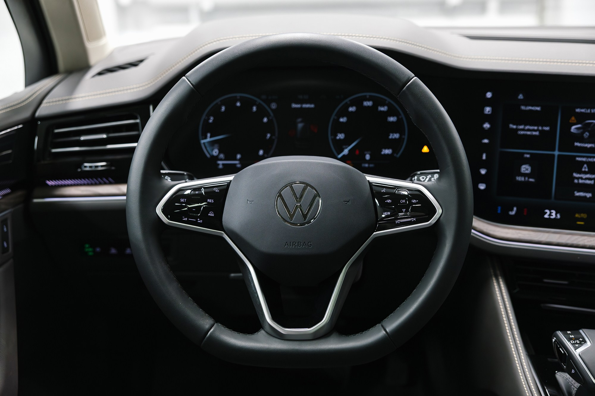 Volkswagen Touareg R-Line 2.0 TSI AT (265 л. с.). Автосалон «Х-Авто»