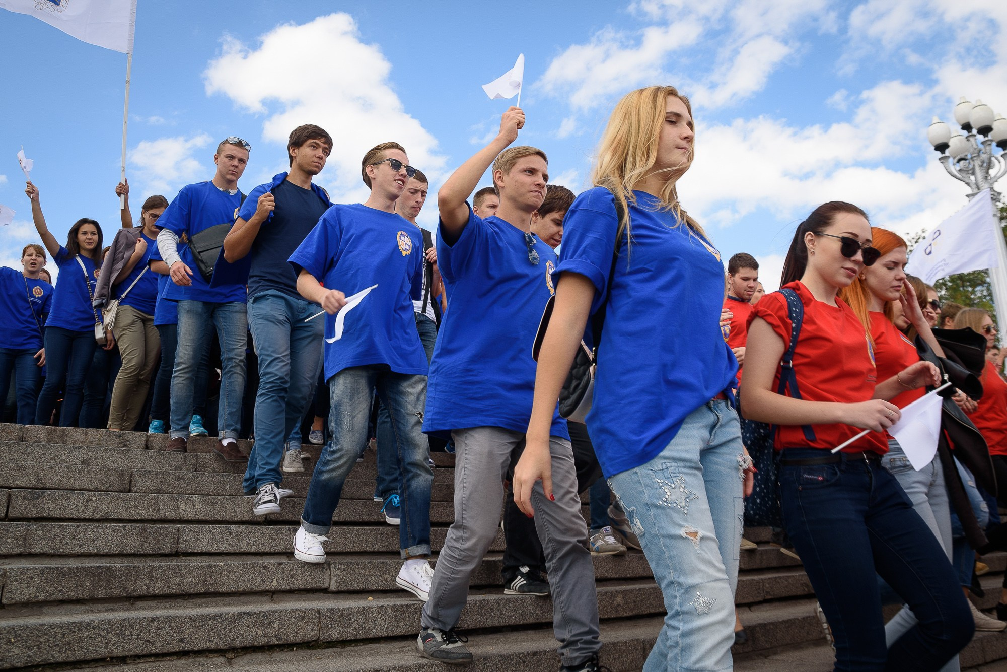 Студенты идут по ступеням набережной Волгограда