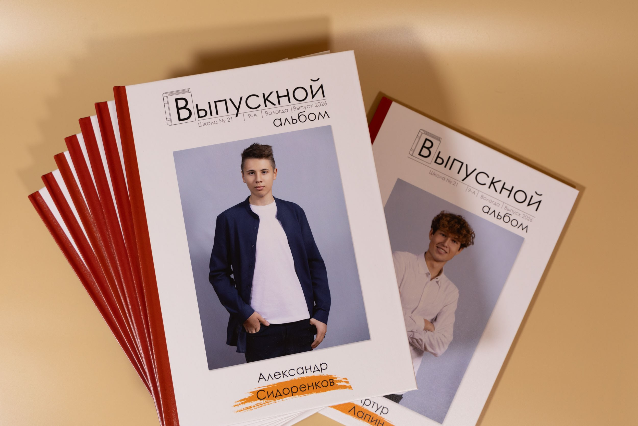 Индивидуальная фото-обложка выпускника 9 класса с бордовым корешком.