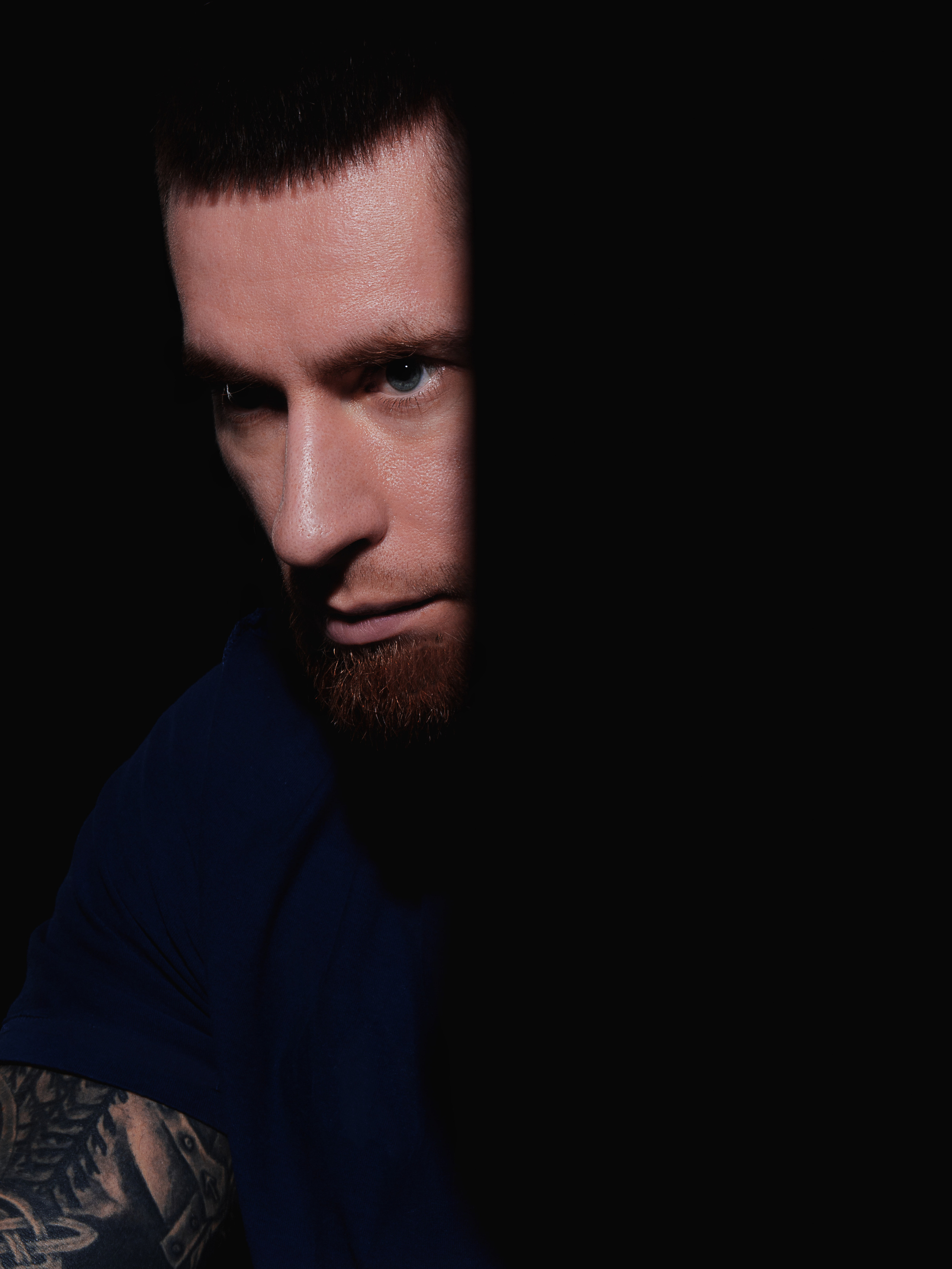 ИВАН. Меня зовут ОЛЬГА. Я ПЕРСОНАЛЬНЫЙ ФОТОГРАФ, МОСКВА