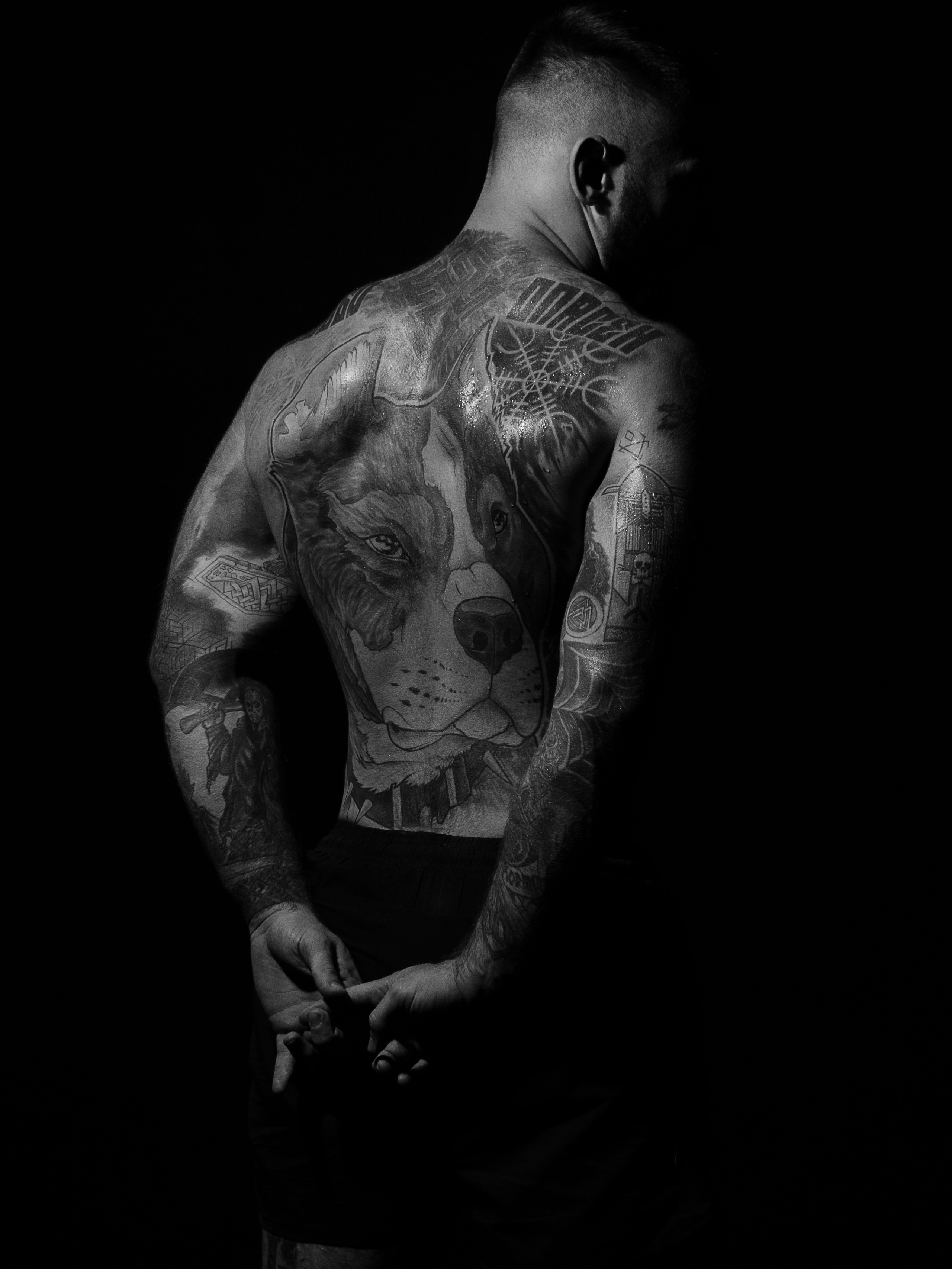 ИВАН. Меня зовут ОЛЬГА. Я ПЕРСОНАЛЬНЫЙ ФОТОГРАФ, МОСКВА