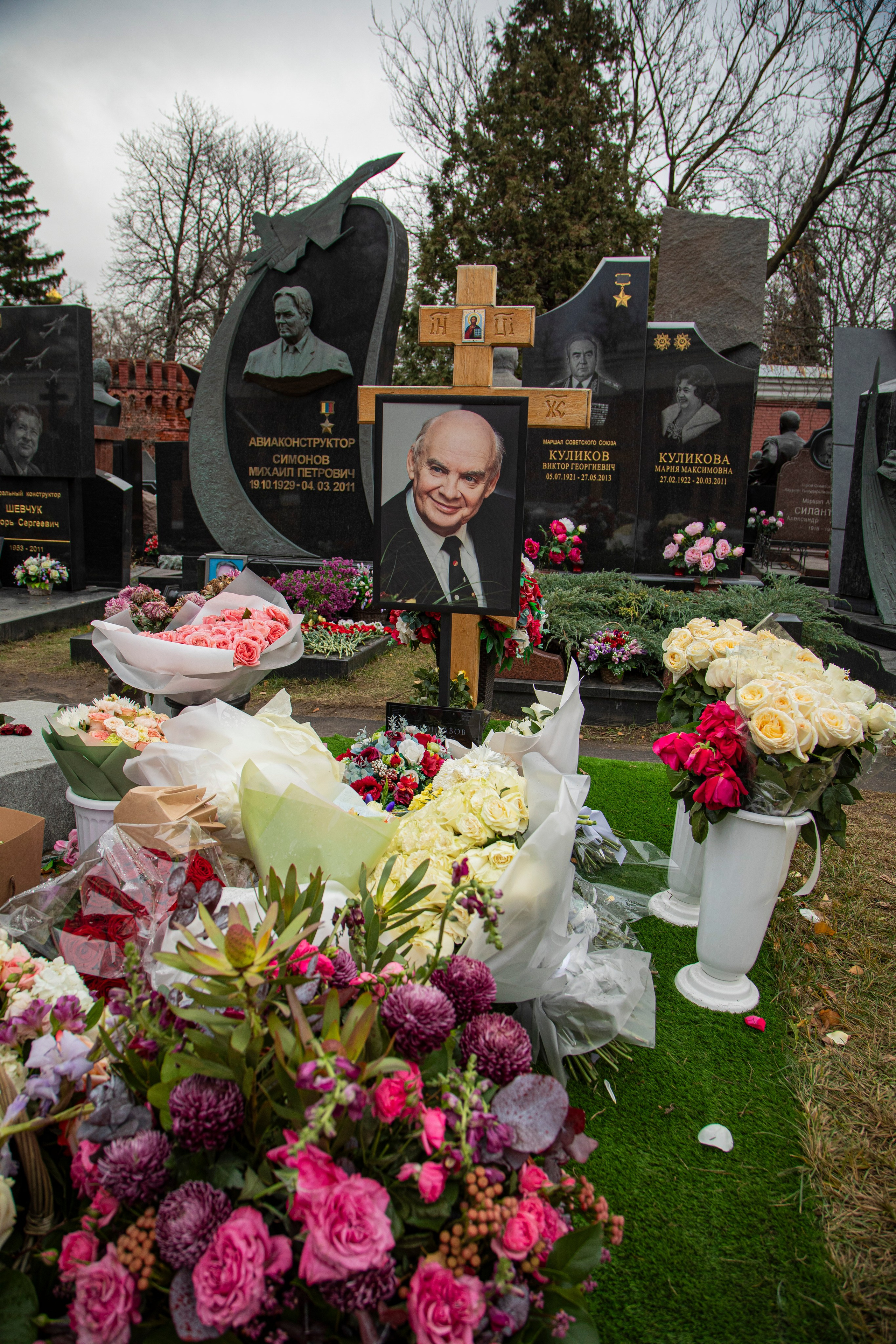 Осенняя прогулка по Новодевичьему кладбищу. Фотограф Сергей Ловкий