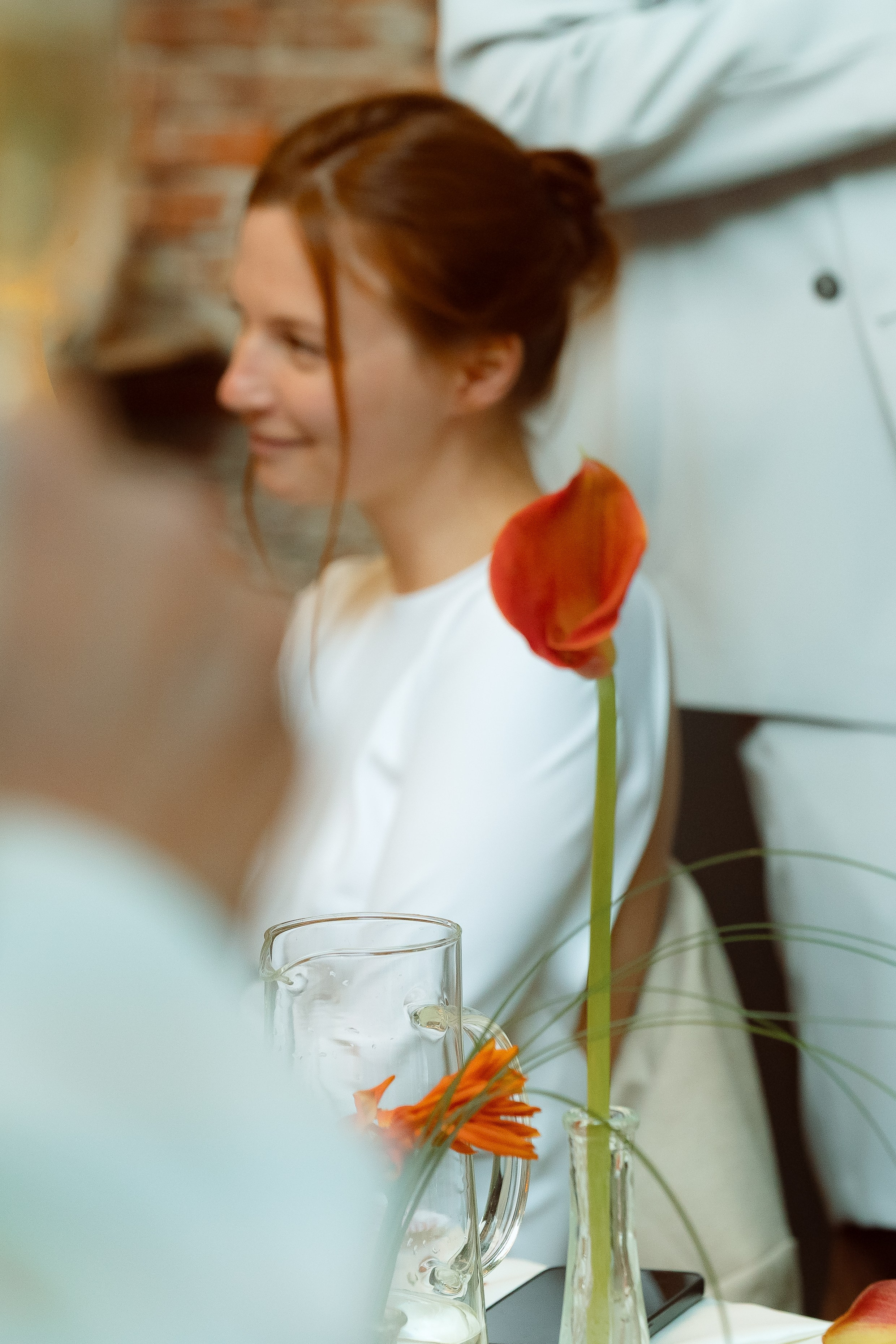 Профиль Марии, мягкое боке зелени