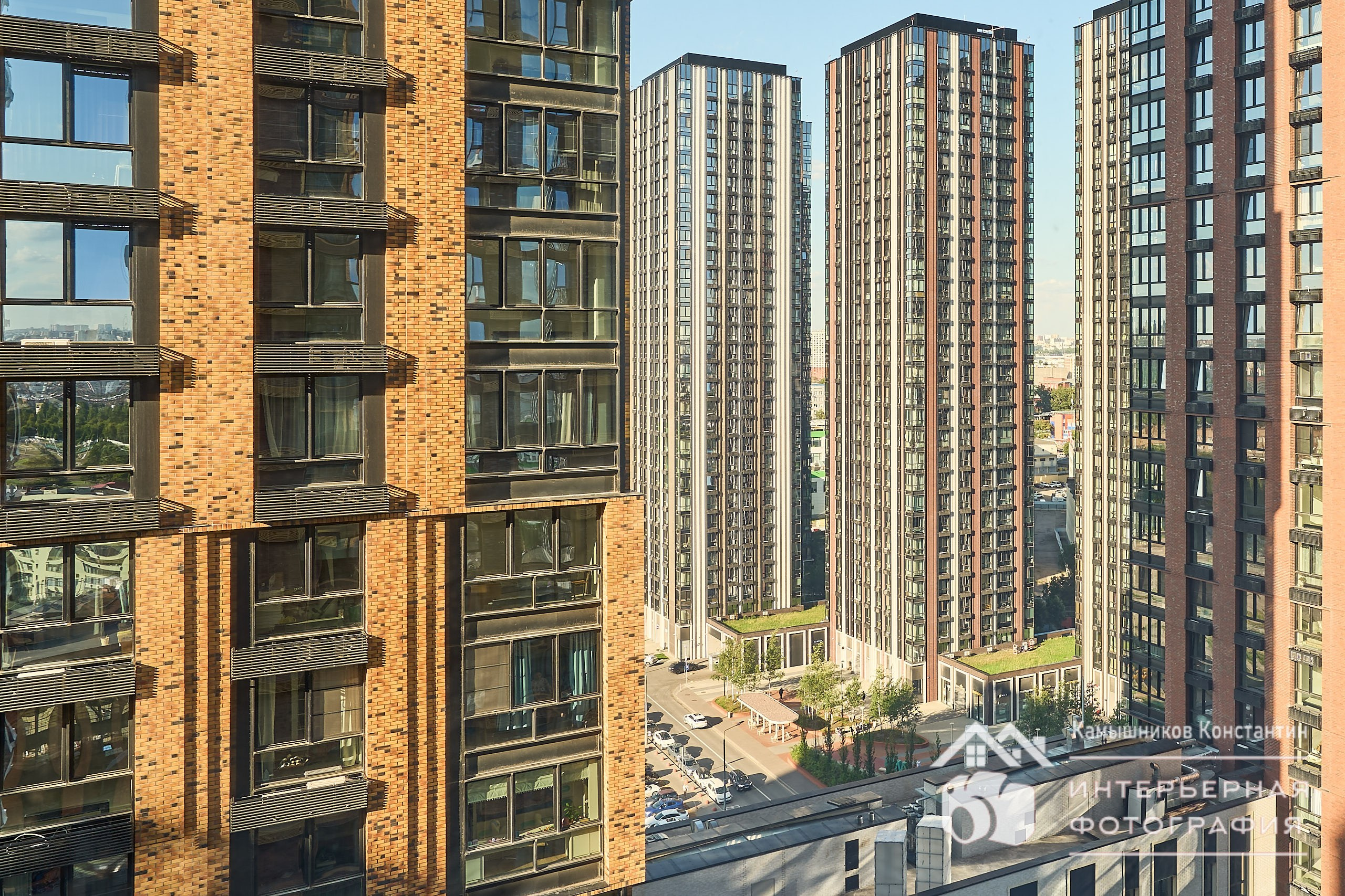 Интерьерное или архитектурное фото с видом из окна гостиной жилых апартаментов ЖК Метрополия