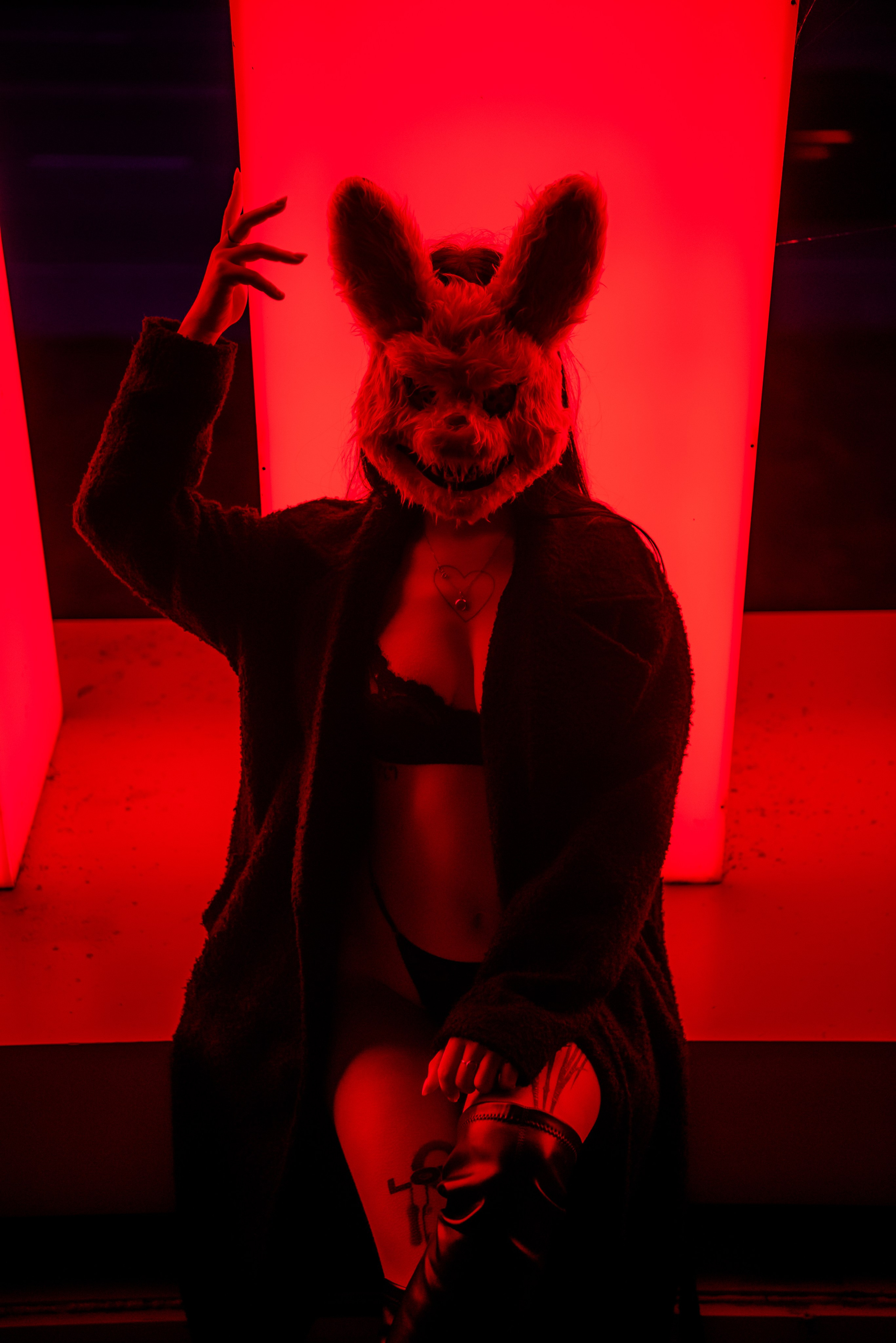 Ночная фотосессия в Волжском - модель в плаще и белье с агрессивным реквизитом.