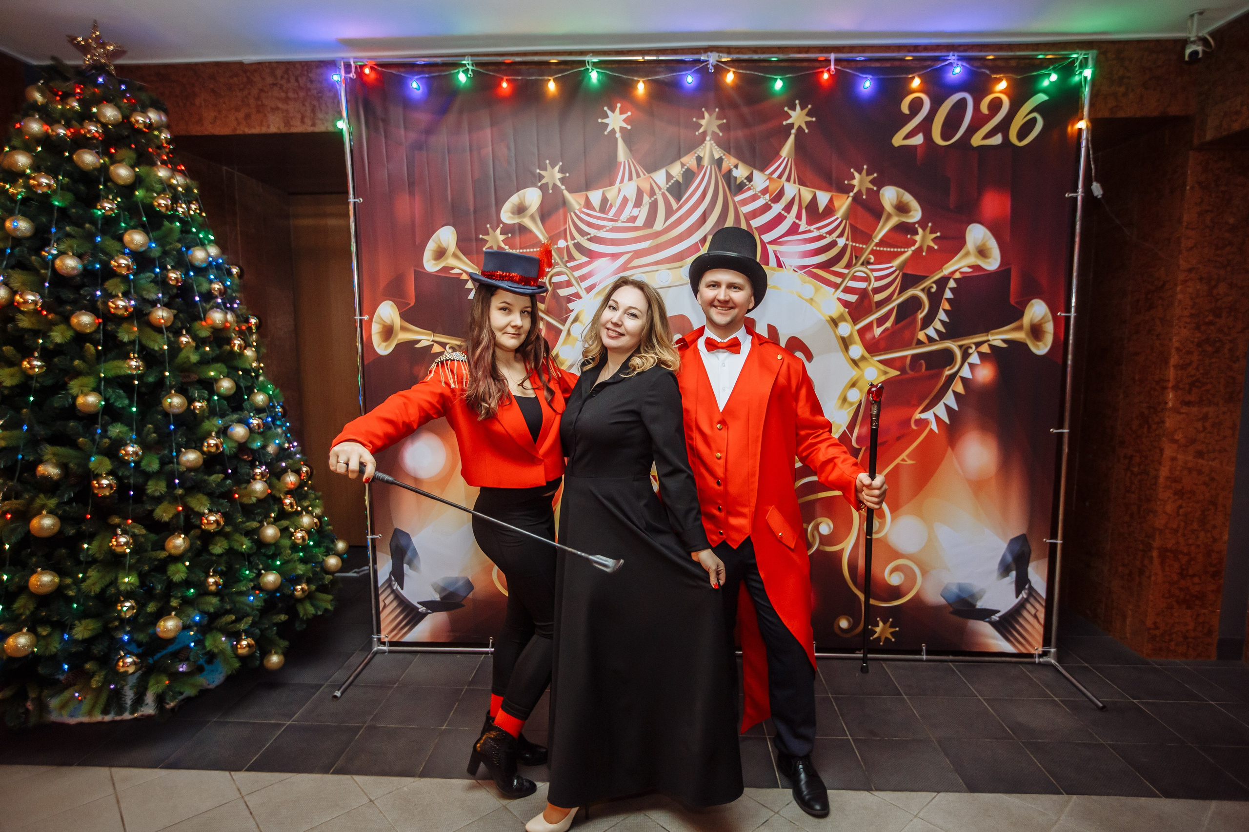 Волшебная атмосфера вечера в золотых огнях банкетного зала, фото и видео на праздник по хорошим ценам на этой странице