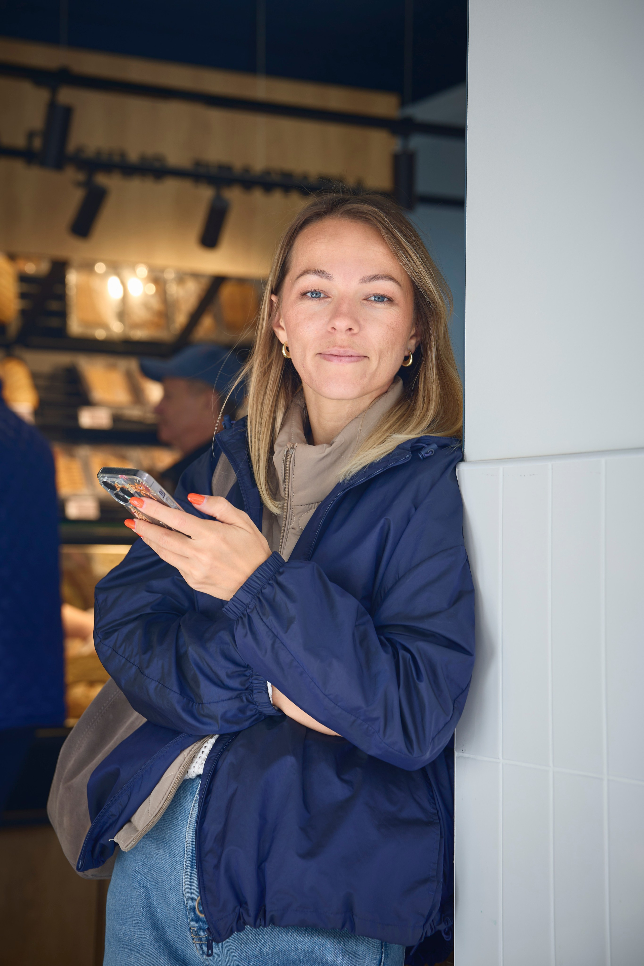 Добро пожаловать в древний Елец — город-крепость, основанный в XII веке, веками защищавший южные рубежи России. Сегодня он славится не только историей, но и культурными событиями, такими как фестиваль «Антоновские яблоки». Этот праздник посвящен творчеству великого русского писателя Ивана Бунина, чьи детские годы прошли в Ельце.Фестиваль «Антоновские яблоки» — это путешествие во времени. Город превращается в бунинскую Россию: на улицах гуляют дамы, гимназисты, купцы, а аромат антоновских яблок и яблочных угощений наполняет воздух.Великокняжеская церковь. Её уникальный хрустальный крест когда-то светился изнутри и сверкал на солнце, создавая неповторимое зрелище.🏛️ Главная духовная жемчужина города — Вознесенский собор, построенный по проекту архитектора Храма Христа Спасителя. Его мощь и величие впечатляют каждого.В каждом городе есть свой «Арбат». Прогуляйтесь по улице Мира (бывшей Торговой) — сердцу купеческого Ельца. Здесь сохранилась атмосфера XIX века. Вы увидите дом-музей Ивана Бунина, где погрузитесь в эпоху писателя.#dzvlog #dzen13 #top #желтаяшапочкаdz #тревел #елец #топ #антоновскиеяблоки