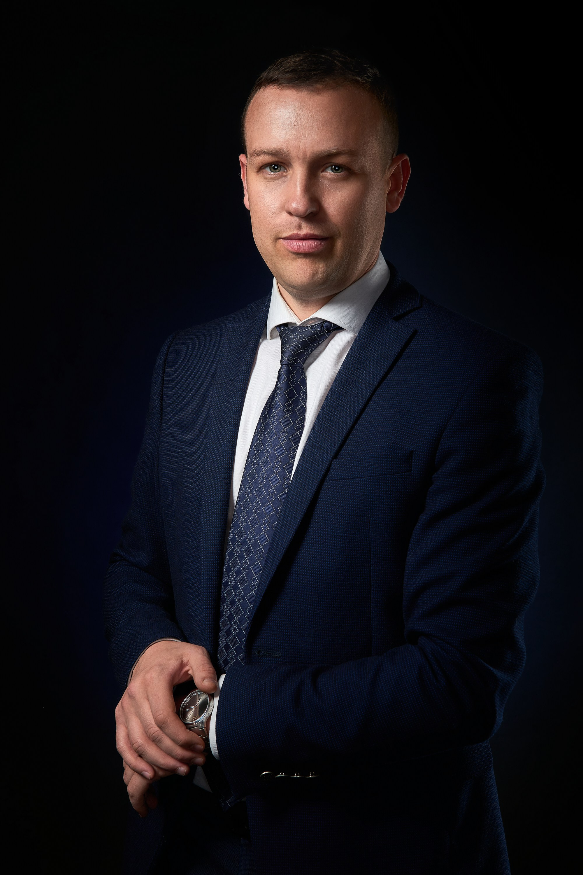 Мужской студийный портрет в студии на темном фоне