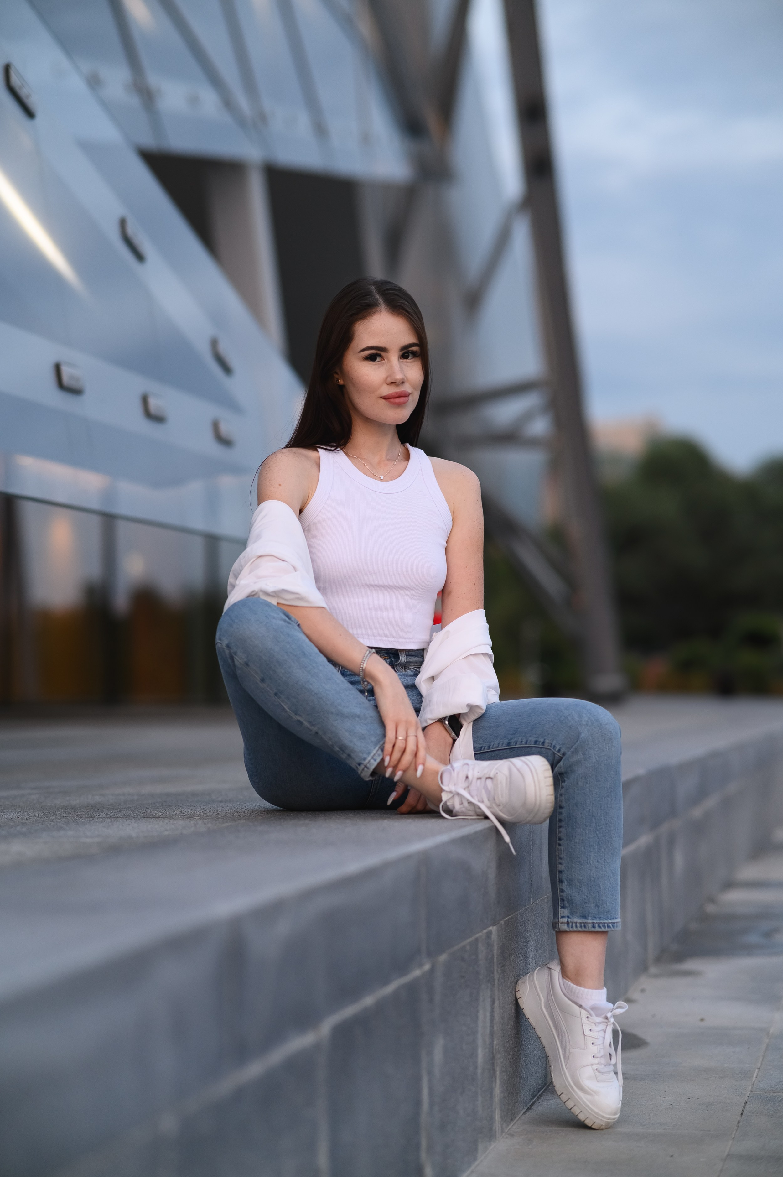 Атмосферный портрет с вечерним освещением у Театра Камала — городская фотосессия в Казани