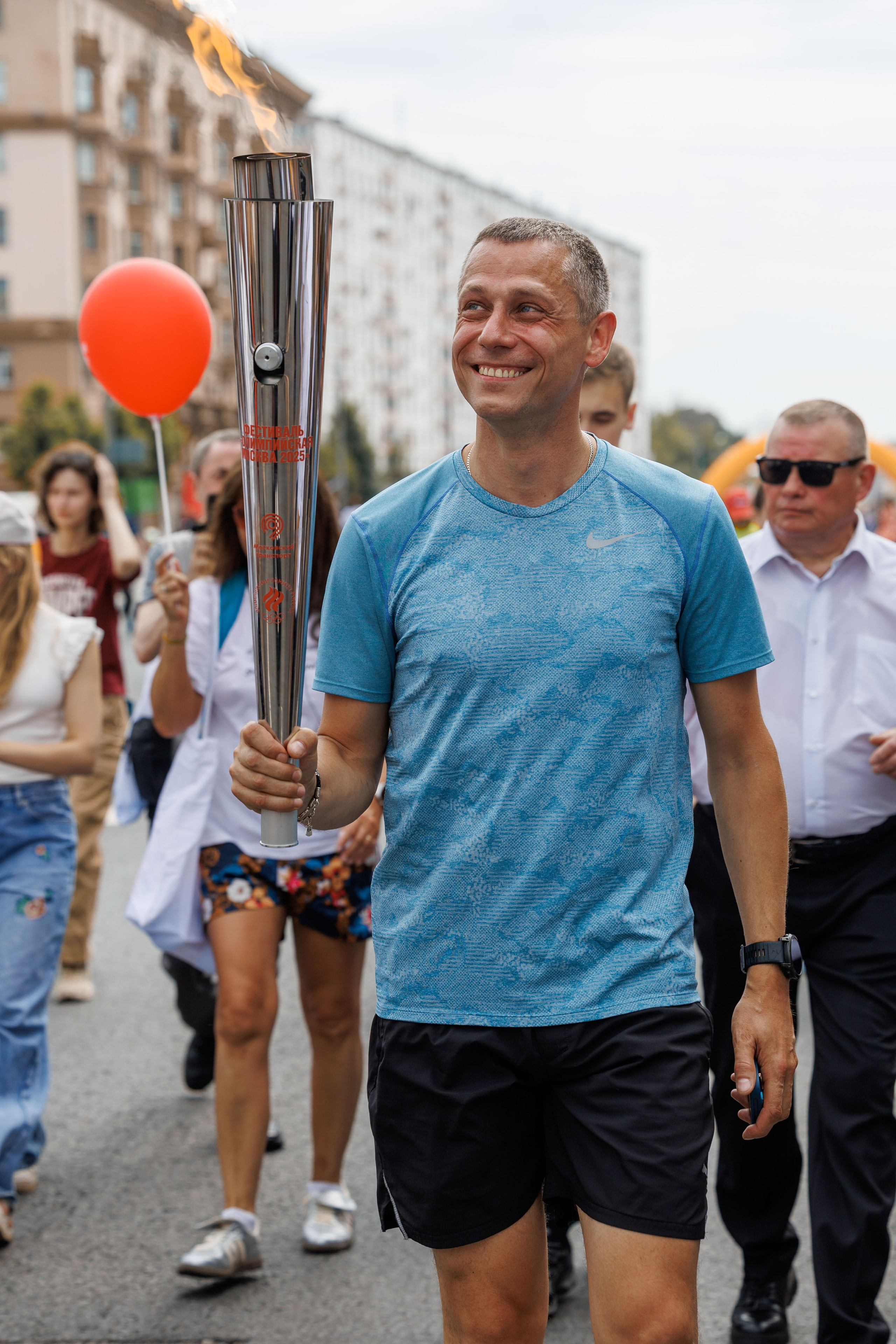 Юрий Борзаковский несет Олимпийский огонь по Садовому кольцу