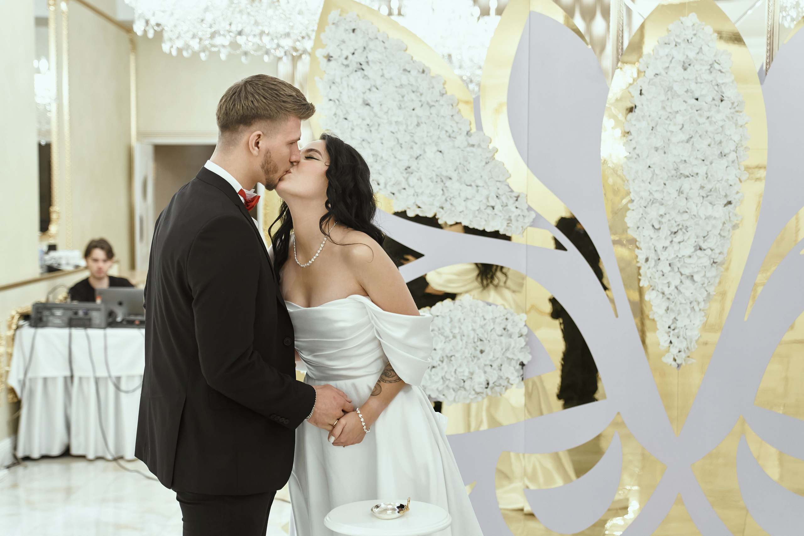 Свадебная фотосессия Дмитрия и Виты на Поклонной горе в парке Победы Москвы