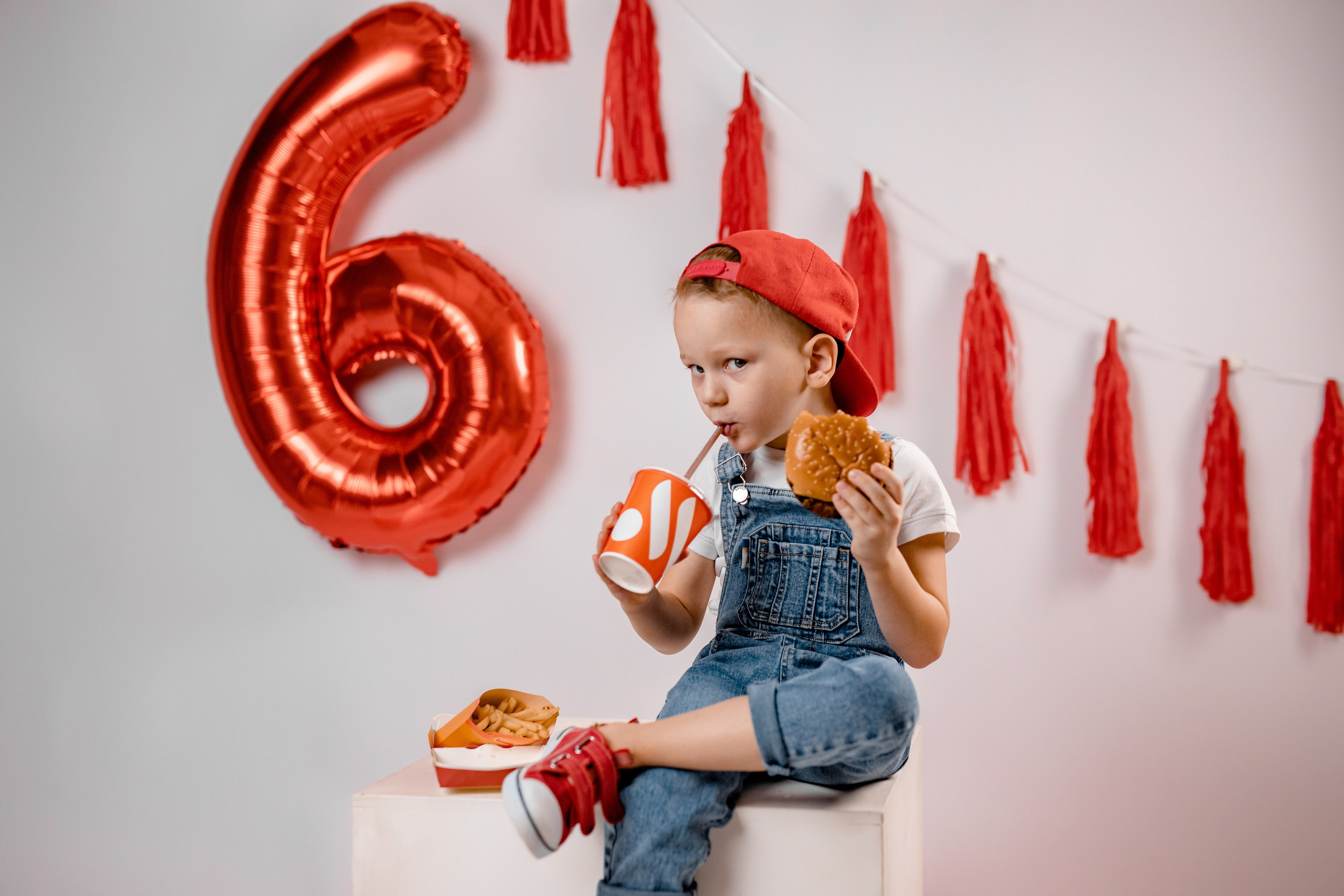 Стилизованная фотосессия в студии на день рождения ребёнка