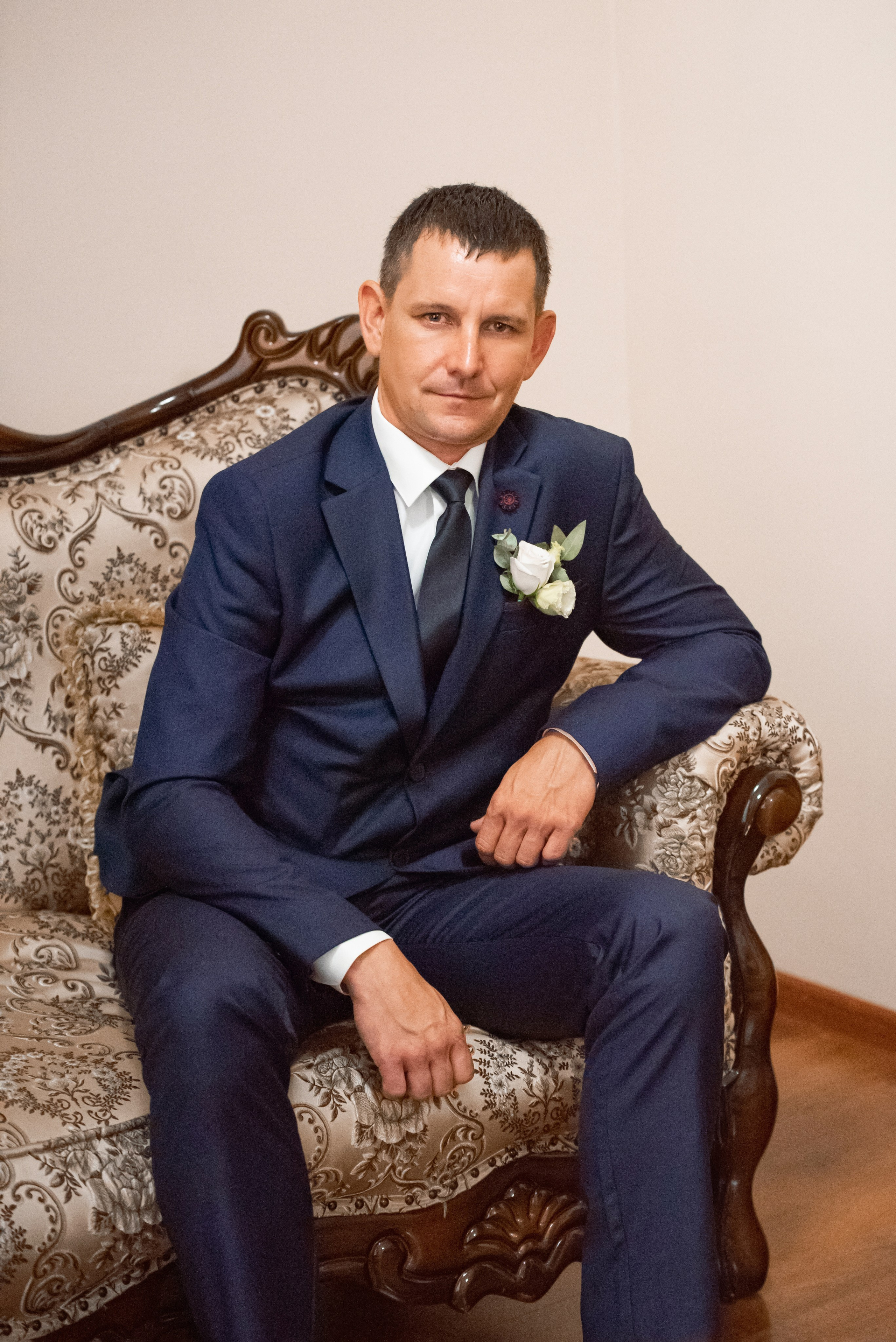 Фотопортрет мужчины в костюме в кресле в Краснодаре
