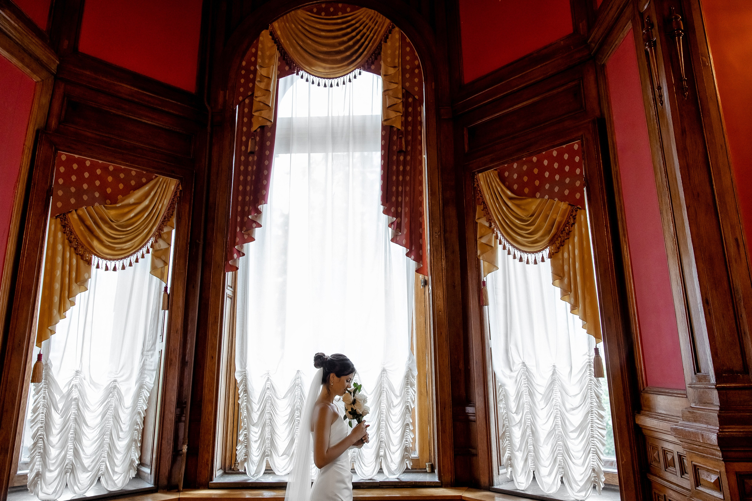 Красивый портрет невесты на фоне окна во Дворце Бракосочетания №2 на Фурштатской