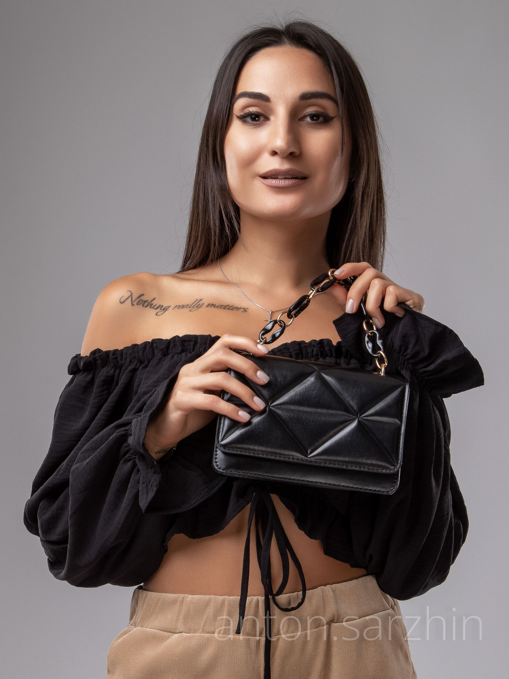 Фотосъемка женской сумочки с моделью