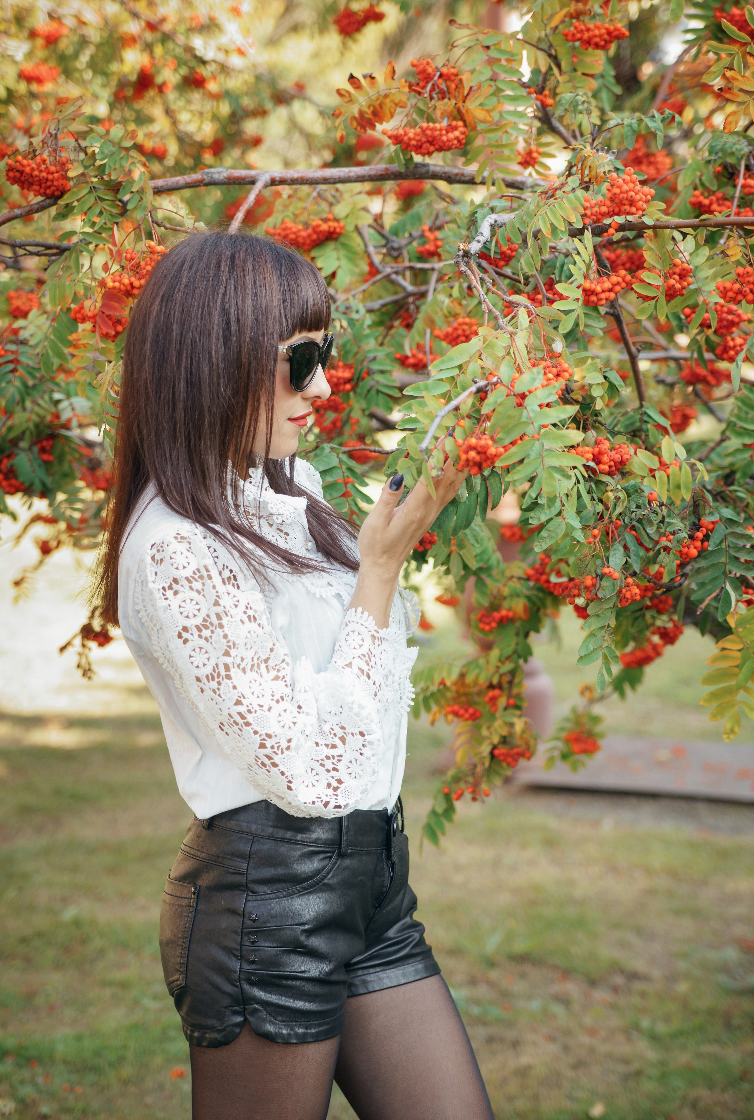 Семейная осенняя фотосессия в парке - мама у рябины