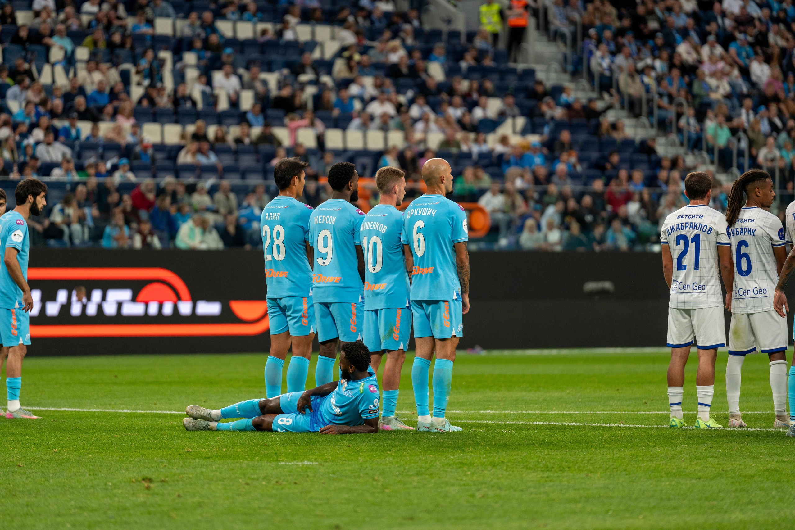 Футболисты Зенита в стенке против Динамо, репортажная спортивная съемка Санкт-Петербург