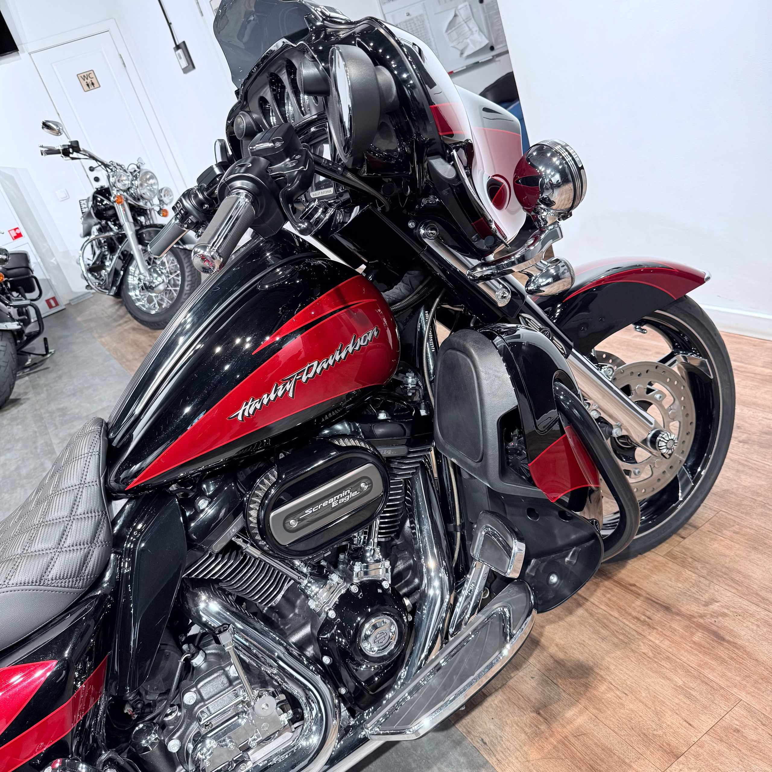 2017 CVO 114 Street Glidе Sресial Starfire Вlаck Atоmiс Rеd. Hello Davidson, Москва. Только хорошие мотоциклы…