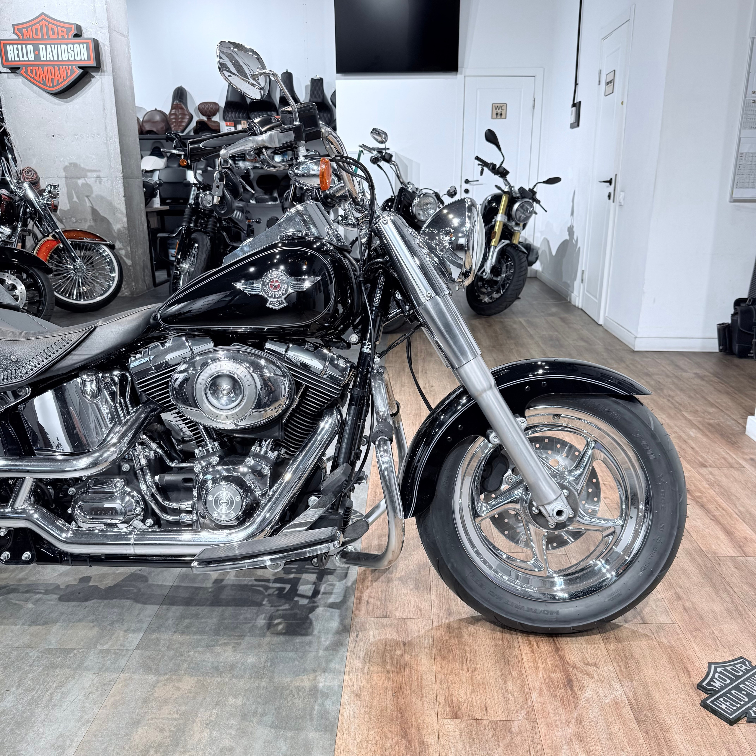 2012 Fat Boy АВS Вlаck Edition. Hello Davidson, Москва. Только хорошие мотоциклы…