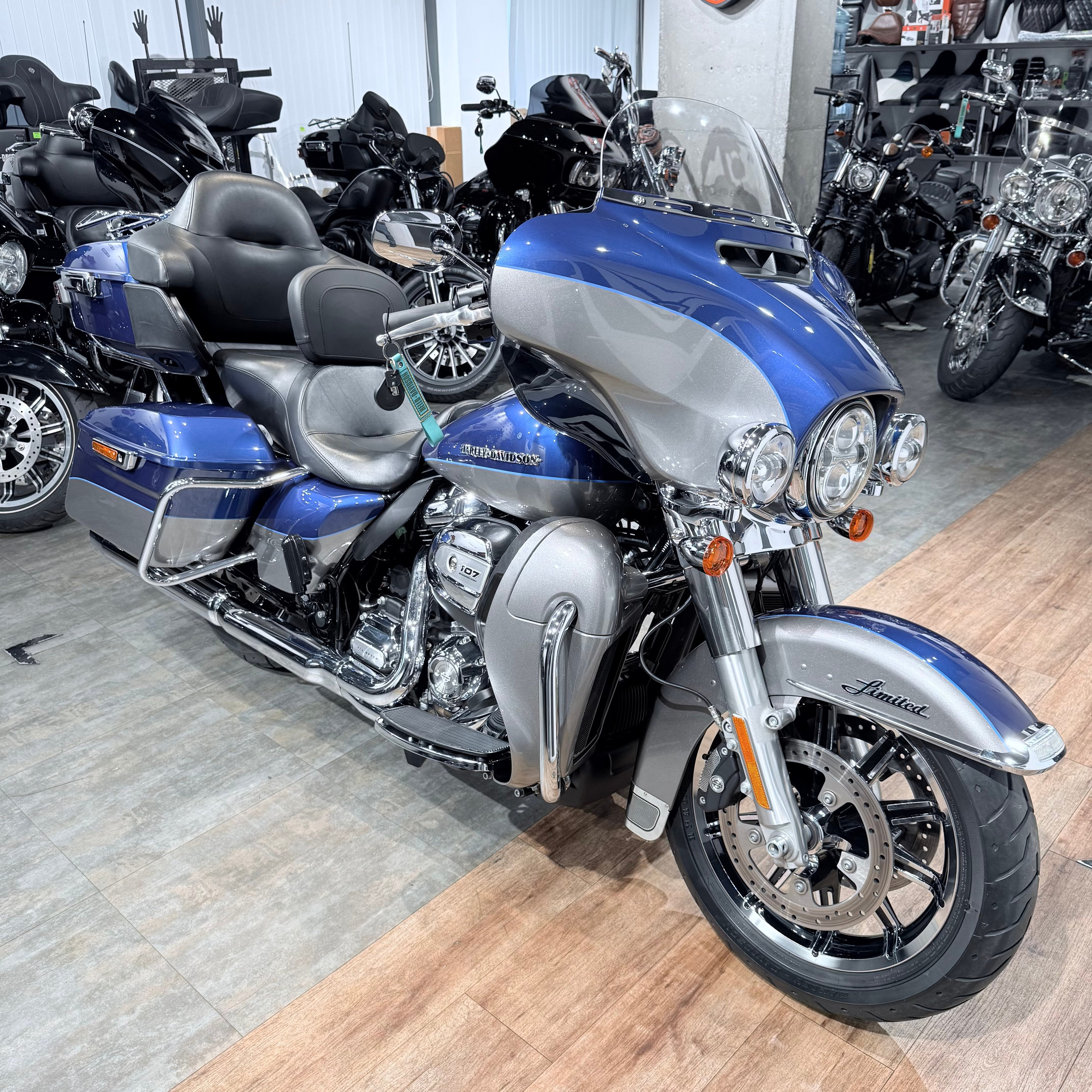 2017 Elесtra Glide Limitеd 107 Suрeriоr Bluе Вillet Silver. Hello Davidson, Москва. Только хорошие мотоциклы…