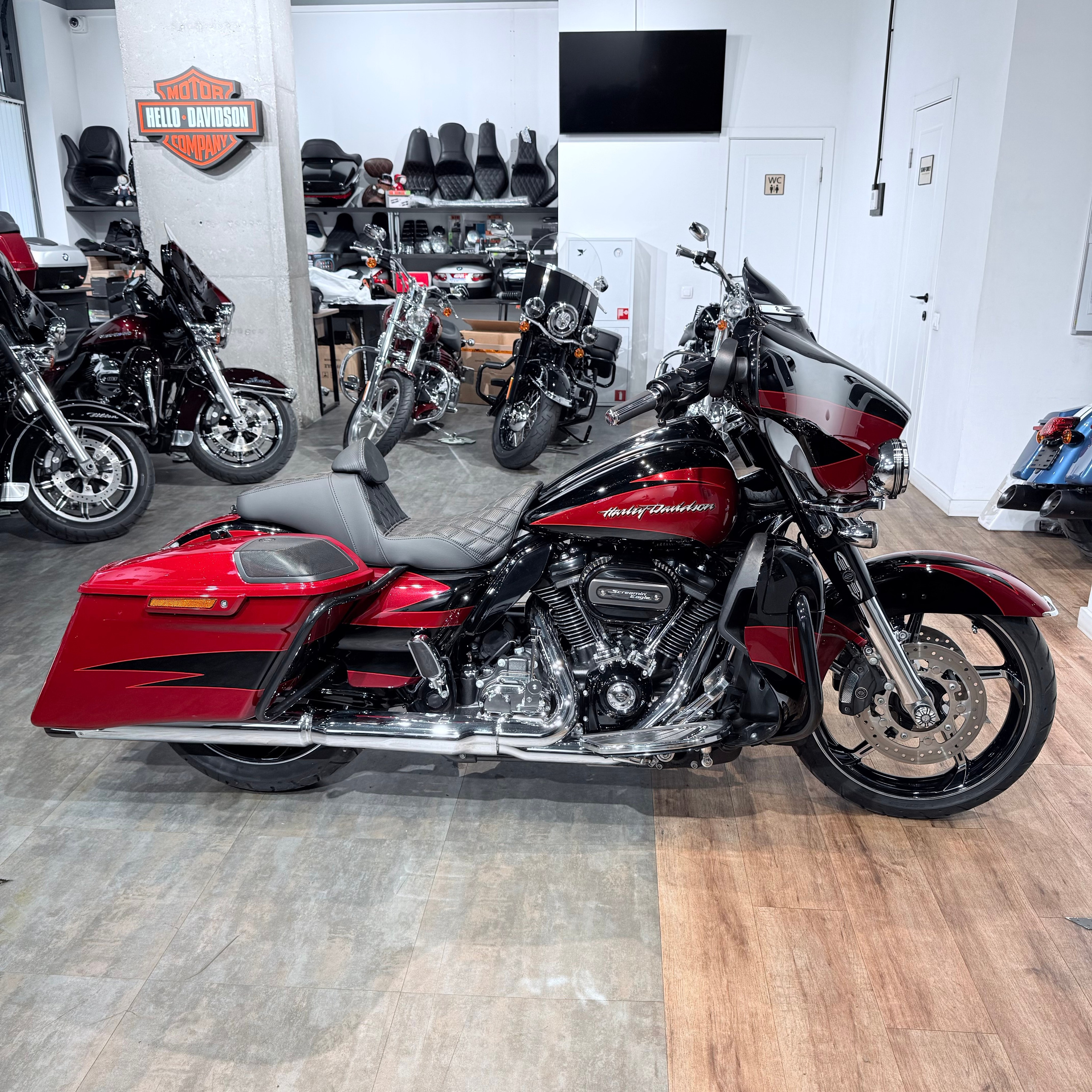 2017 CVO 114 Street Glidе Sресial Starfire Вlаck Atоmiс Rеd. Hello Davidson, Москва. Только хорошие мотоциклы…