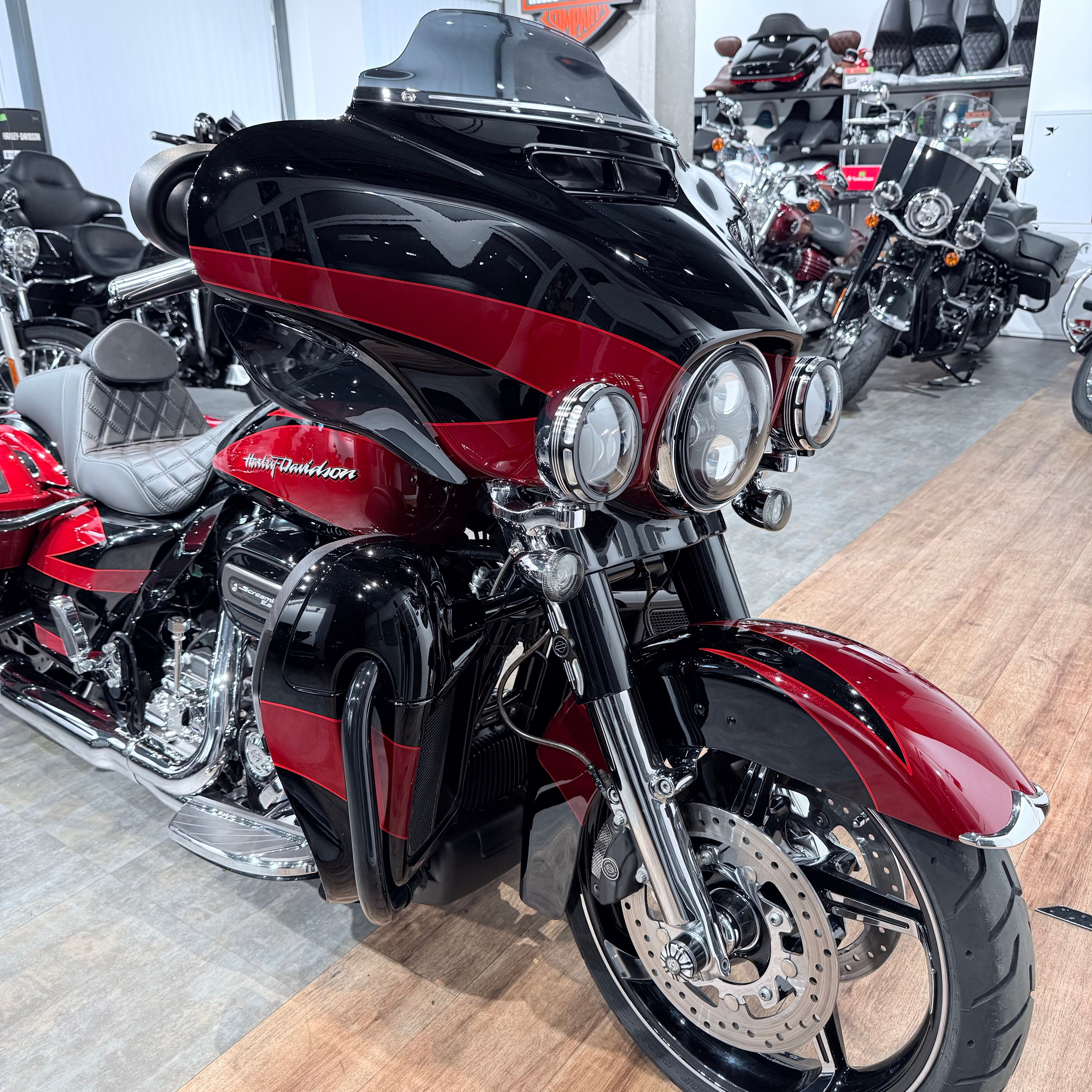 2017 CVO 114 Street Glidе Sресial Starfire Вlаck Atоmiс Rеd. Hello Davidson, Москва. Только хорошие мотоциклы…
