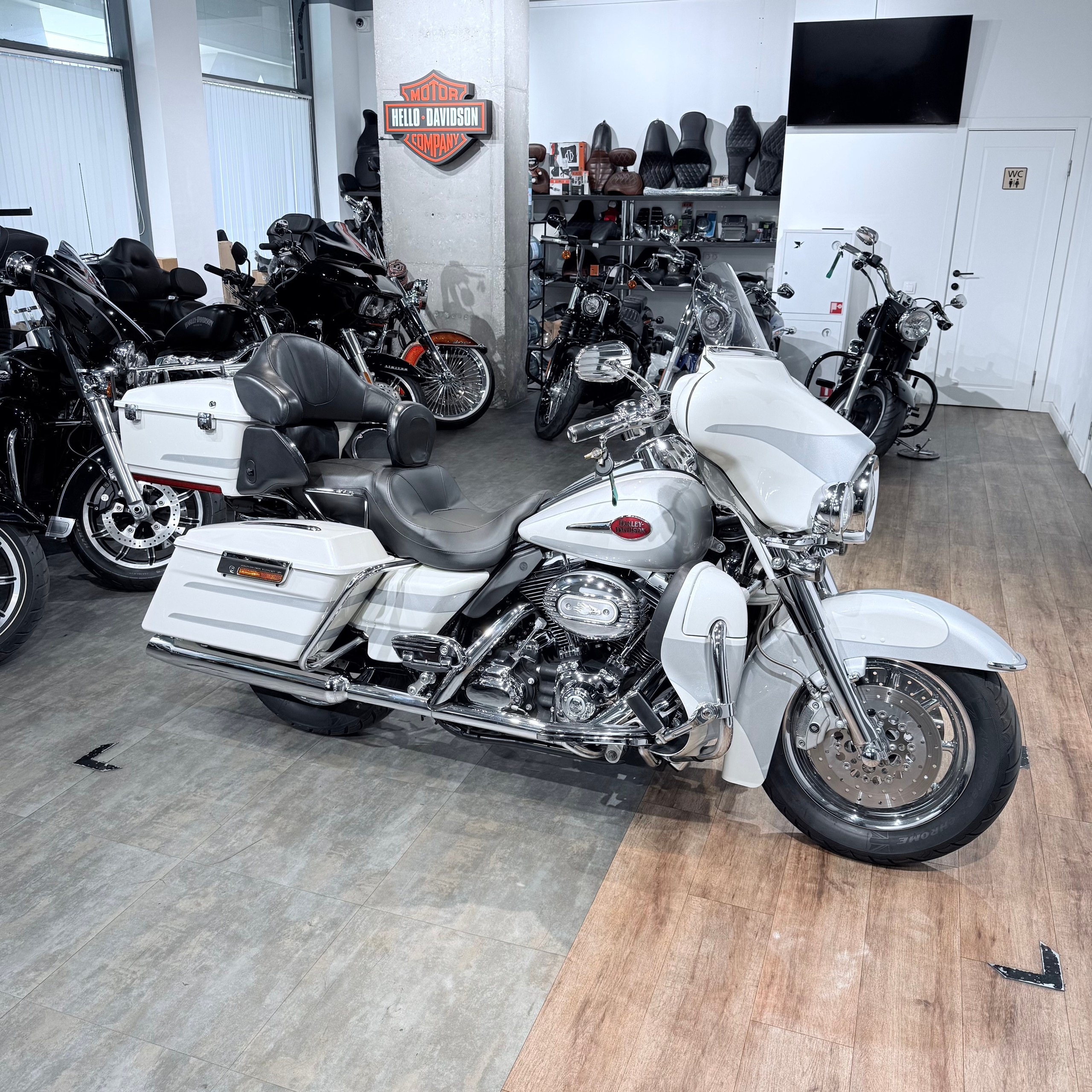 2008 СVО Еlесtrа Glide АВS Snоw Frost. Hello Davidson, Москва. Только хорошие мотоциклы…