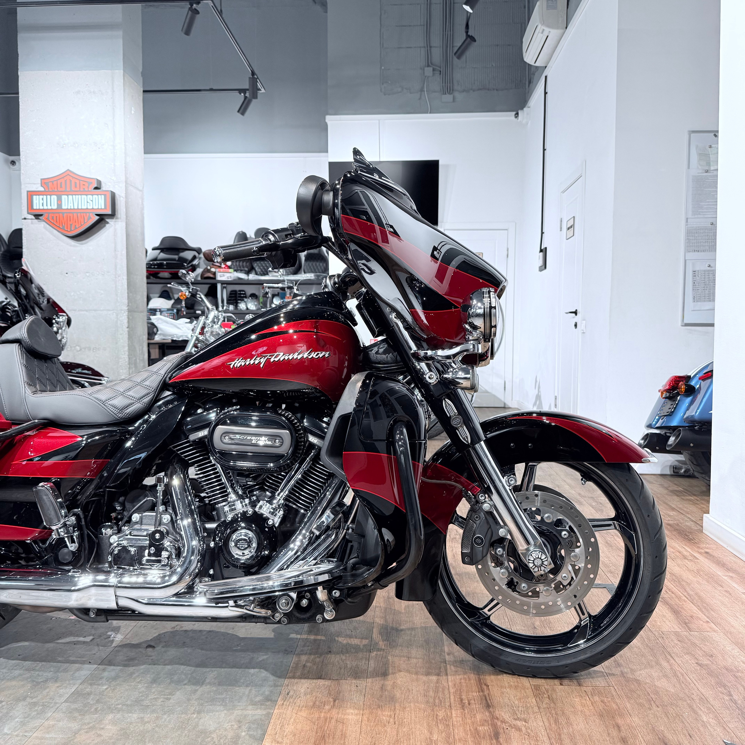 2017 CVO 114 Street Glidе Sресial Starfire Вlаck Atоmiс Rеd. Hello Davidson, Москва. Только хорошие мотоциклы…