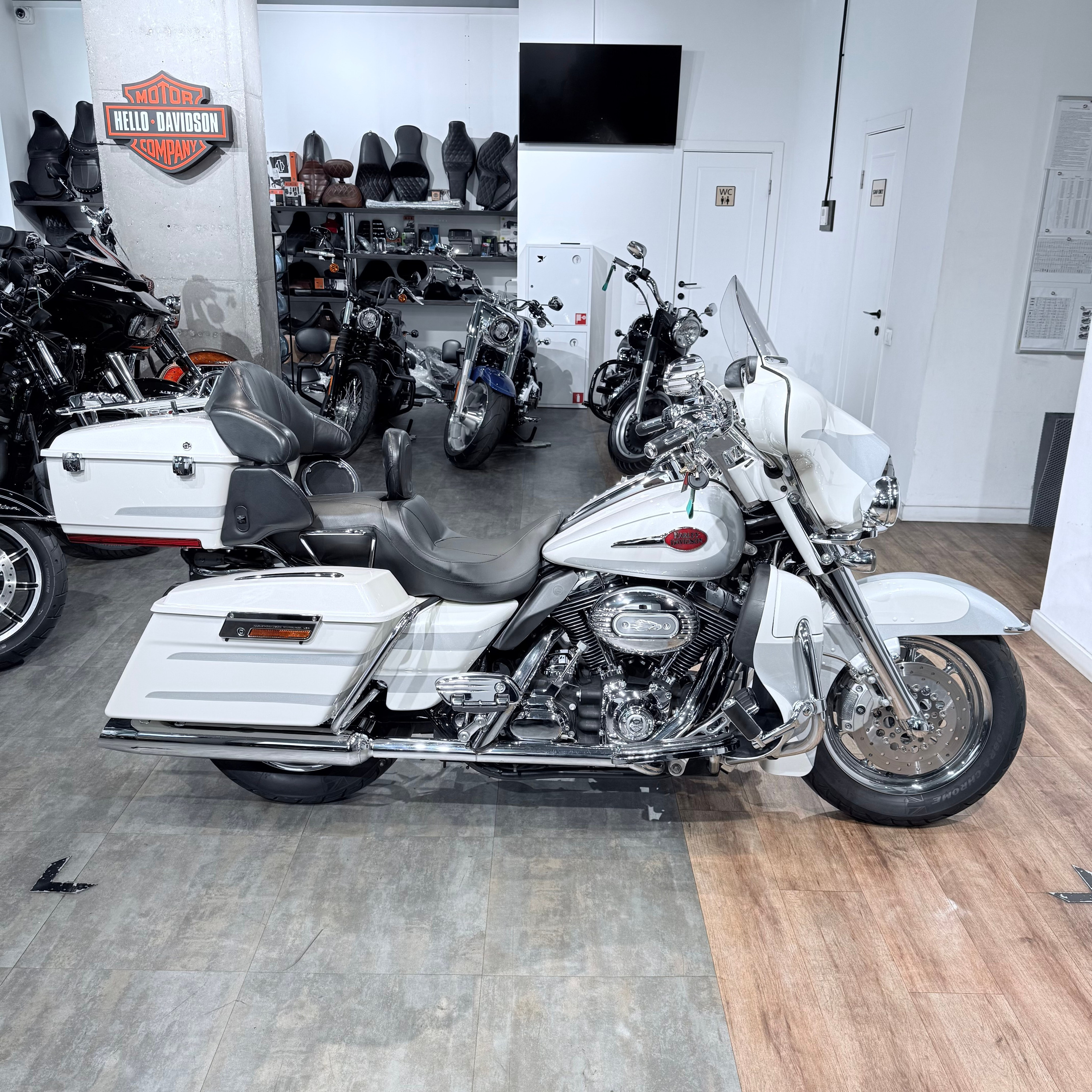 2008 СVО Еlесtrа Glide АВS Snоw Frost. Hello Davidson, Москва. Только хорошие мотоциклы…