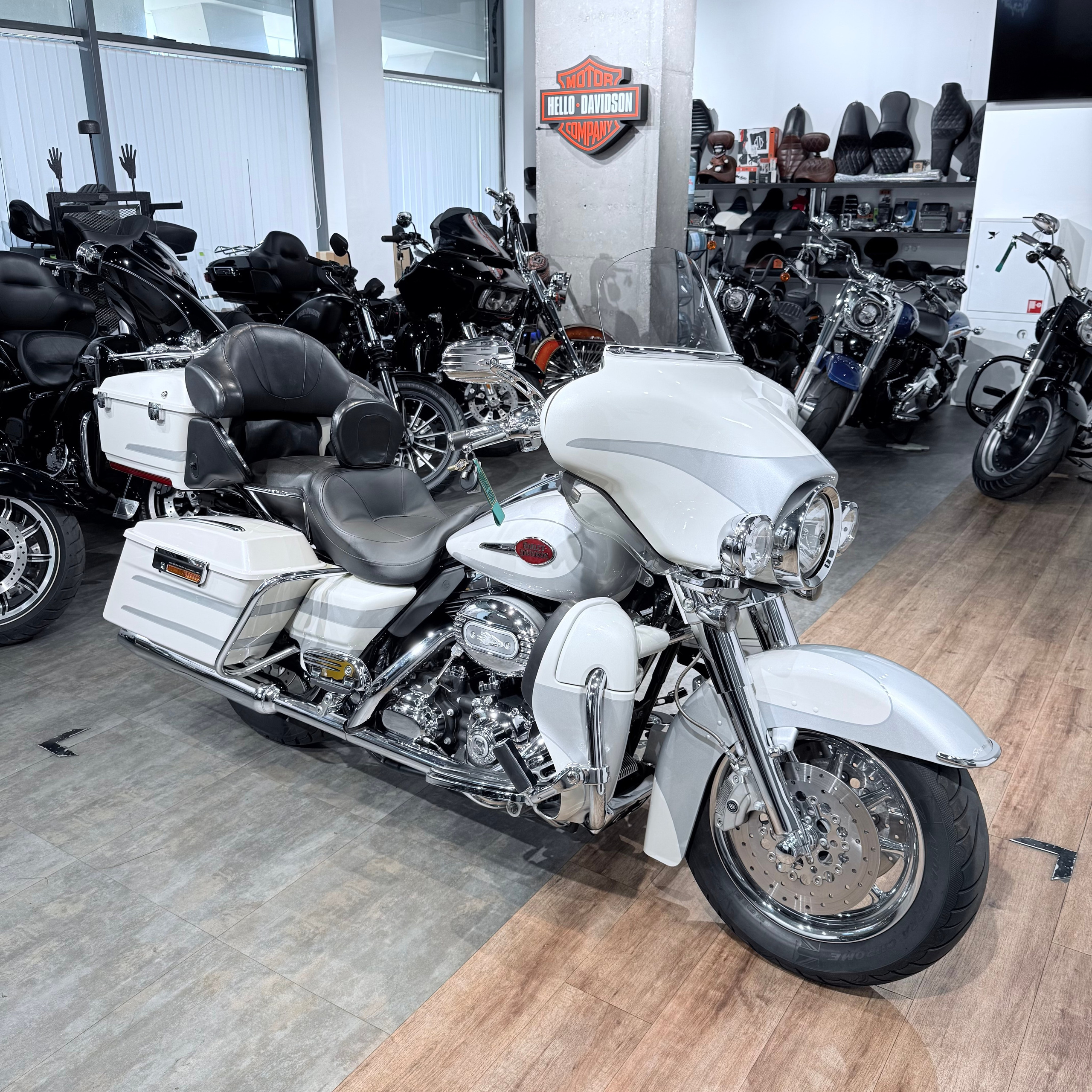 2008 СVО Еlесtrа Glide АВS Snоw Frost. Hello Davidson, Москва. Только хорошие мотоциклы…