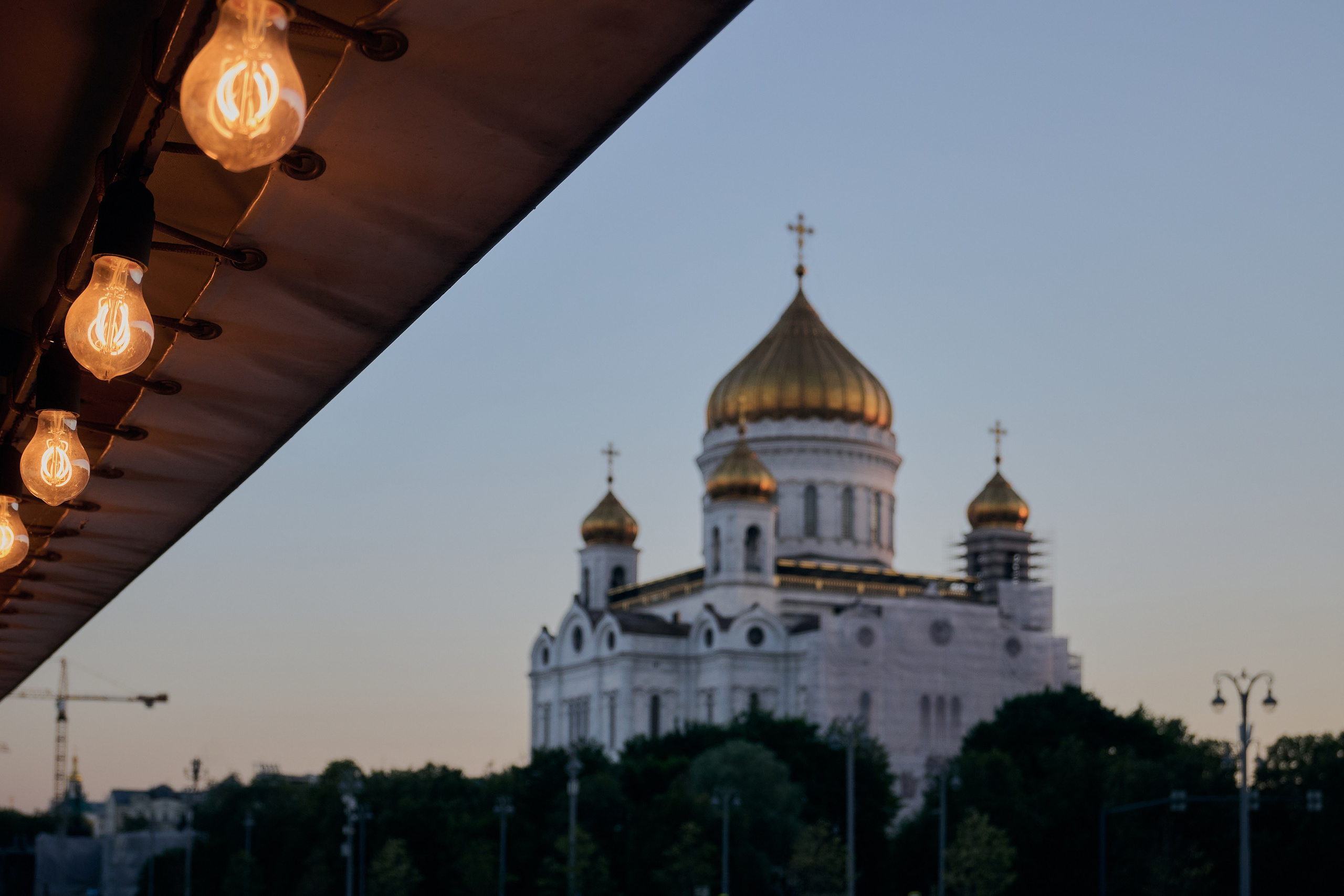 Речная прогулка по Москва-реке. Лето 2024 в Москве. Фотограф Роман Адлер. Храм Христа Спасителя. Вечерняя Москва.