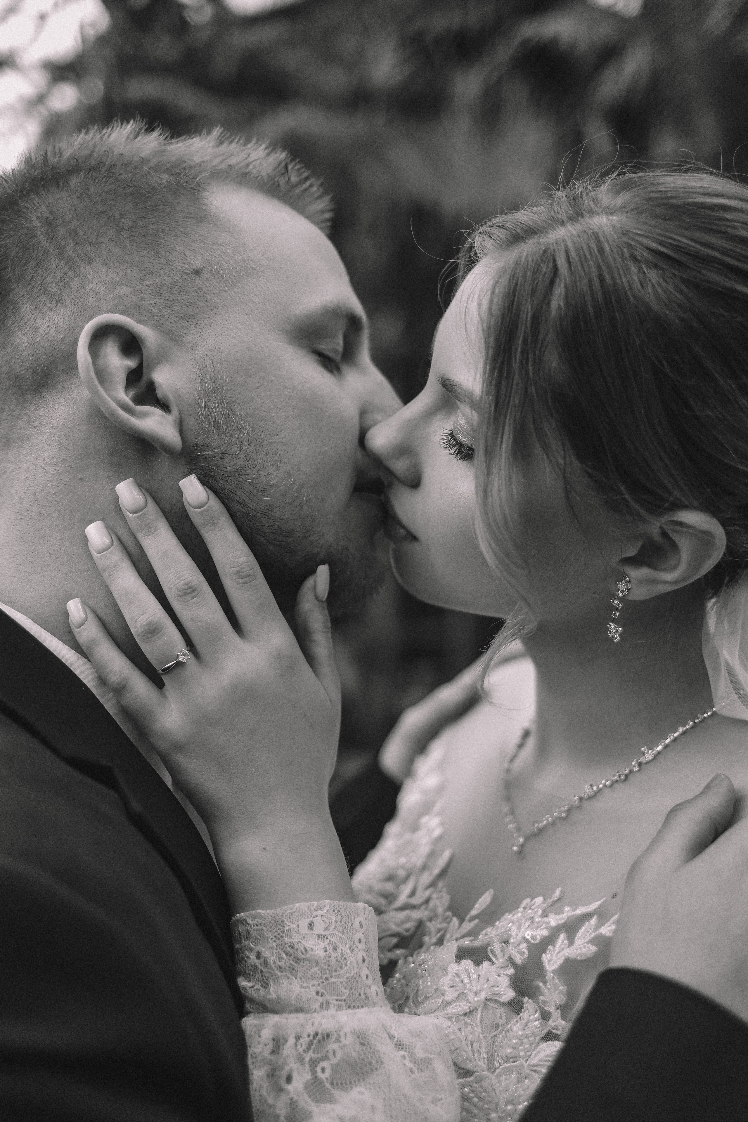 Черно-белый кадр: жених и невеста вблизи, нежный момент