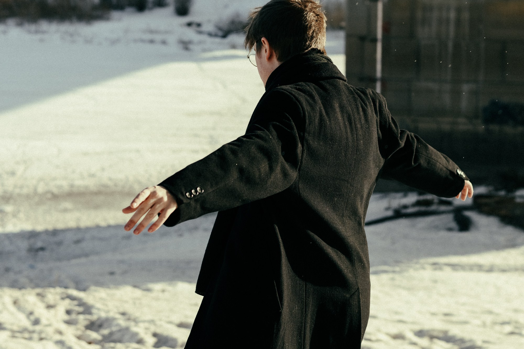 Мужской портрет на фоне реки Тура, зимняя прогулка у моста