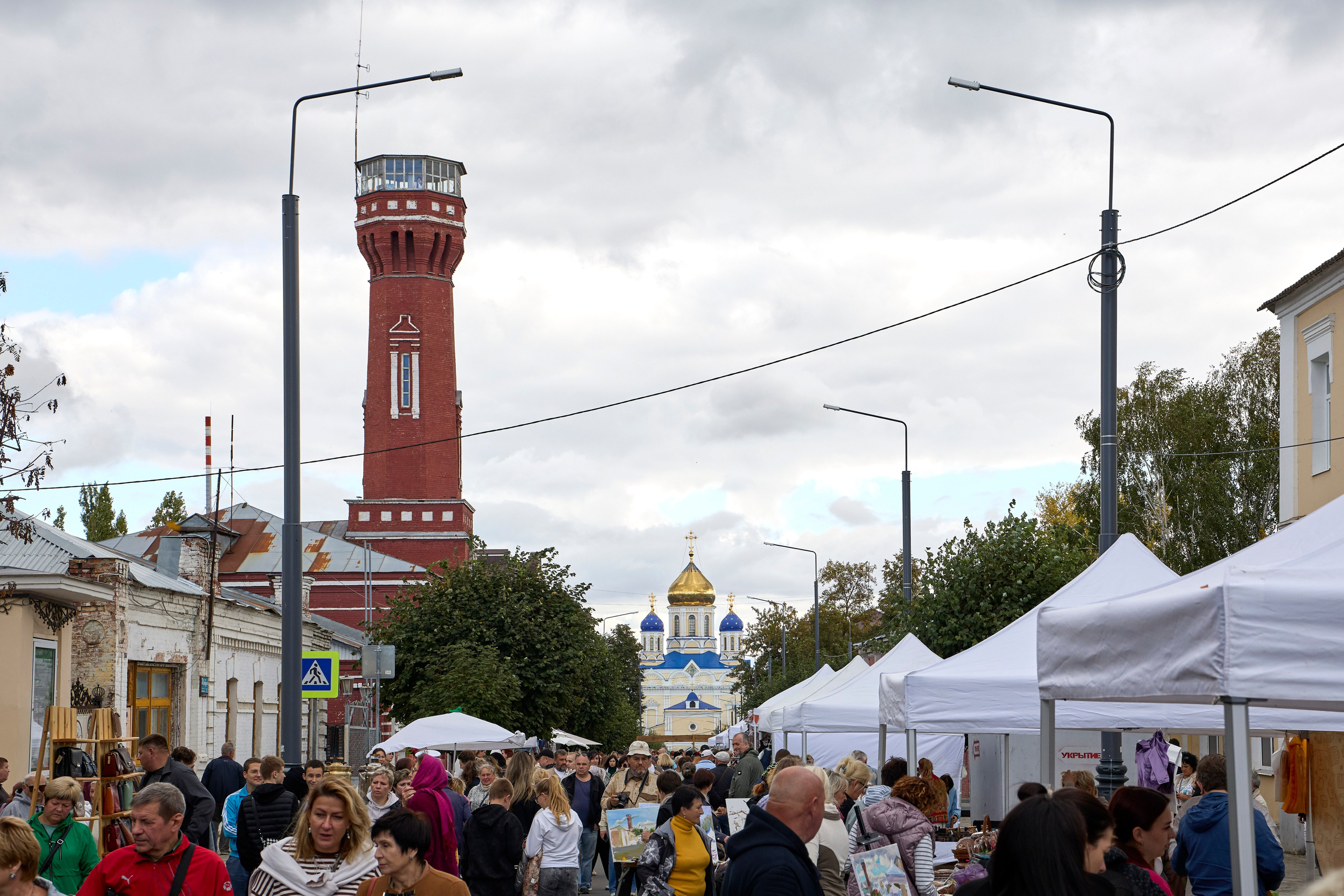 Добро пожаловать в древний Елец — город-крепость, основанный в XII веке, веками защищавший южные рубежи России. Сегодня он славится не только историей, но и культурными событиями, такими как фестиваль «Антоновские яблоки». Этот праздник посвящен творчеству великого русского писателя Ивана Бунина, чьи детские годы прошли в Ельце.Фестиваль «Антоновские яблоки» — это путешествие во времени. Город превращается в бунинскую Россию: на улицах гуляют дамы, гимназисты, купцы, а аромат антоновских яблок и яблочных угощений наполняет воздух.Великокняжеская церковь. Её уникальный хрустальный крест когда-то светился изнутри и сверкал на солнце, создавая неповторимое зрелище.🏛️ Главная духовная жемчужина города — Вознесенский собор, построенный по проекту архитектора Храма Христа Спасителя. Его мощь и величие впечатляют каждого.В каждом городе есть свой «Арбат». Прогуляйтесь по улице Мира (бывшей Торговой) — сердцу купеческого Ельца. Здесь сохранилась атмосфера XIX века. Вы увидите дом-музей Ивана Бунина, где погрузитесь в эпоху писателя.#dzvlog #dzen13 #top #желтаяшапочкаdz #тревел #елец #топ #антоновскиеяблоки